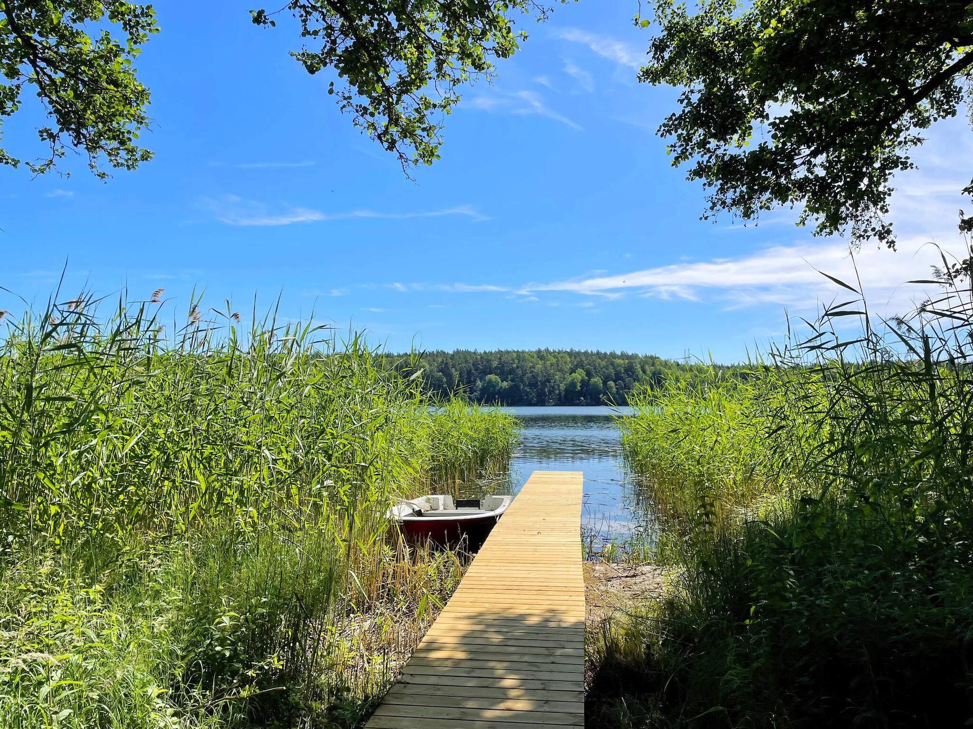 Sprookjesachtige blokhut aan het Fjäturenmeer met roeiboot, vlakbij Stockholm - foto 9