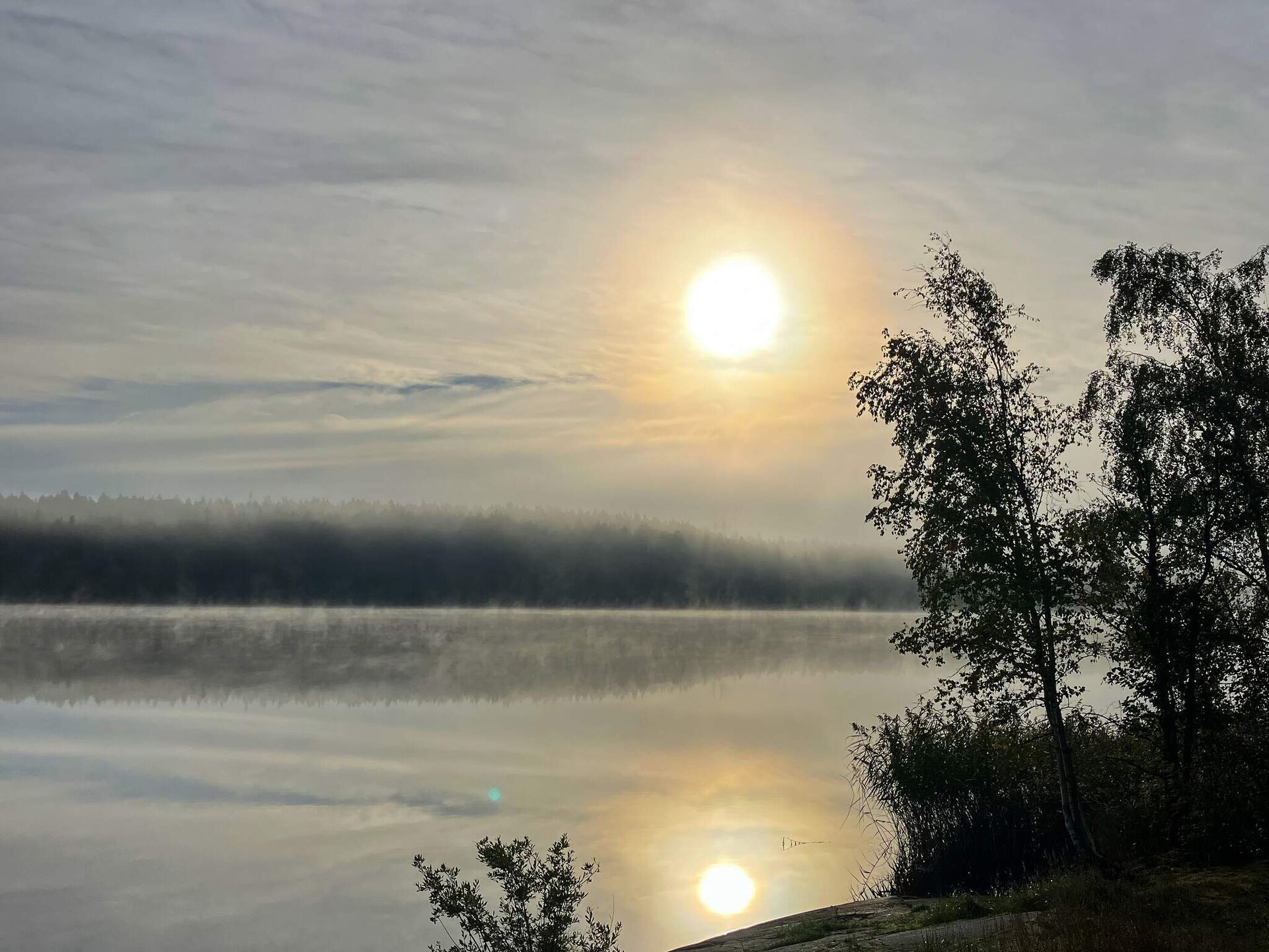 Sprookjesachtige blokhut aan het Fjäturenmeer met roeiboot, vlakbij Stockholm - foto 10