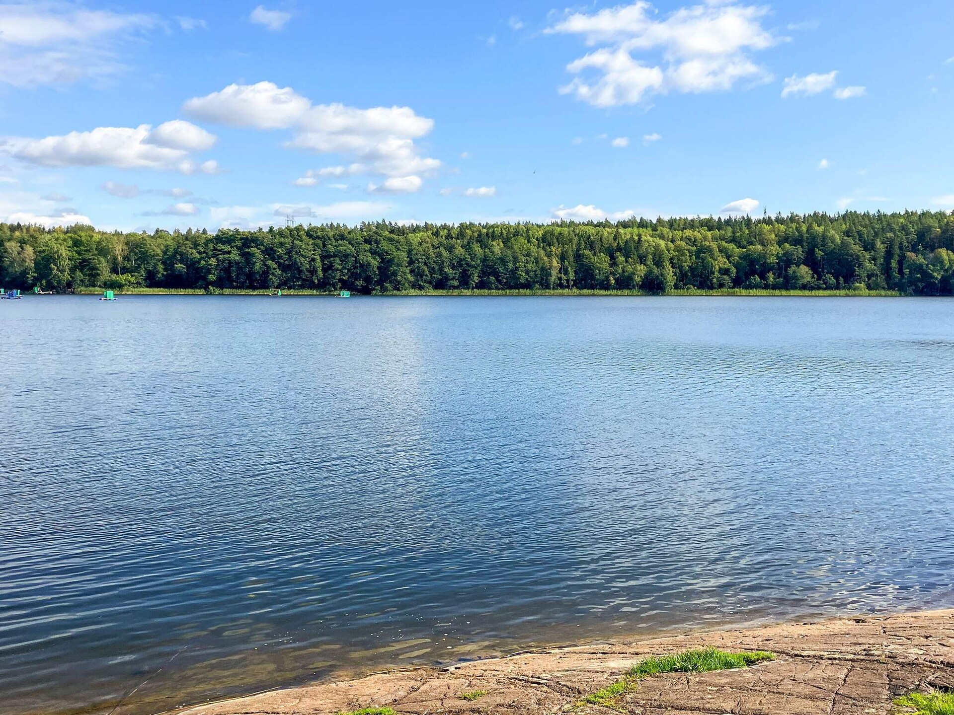 Sprookjesachtige blokhut aan het Fjäturenmeer met roeiboot, vlakbij Stockholm - foto 11