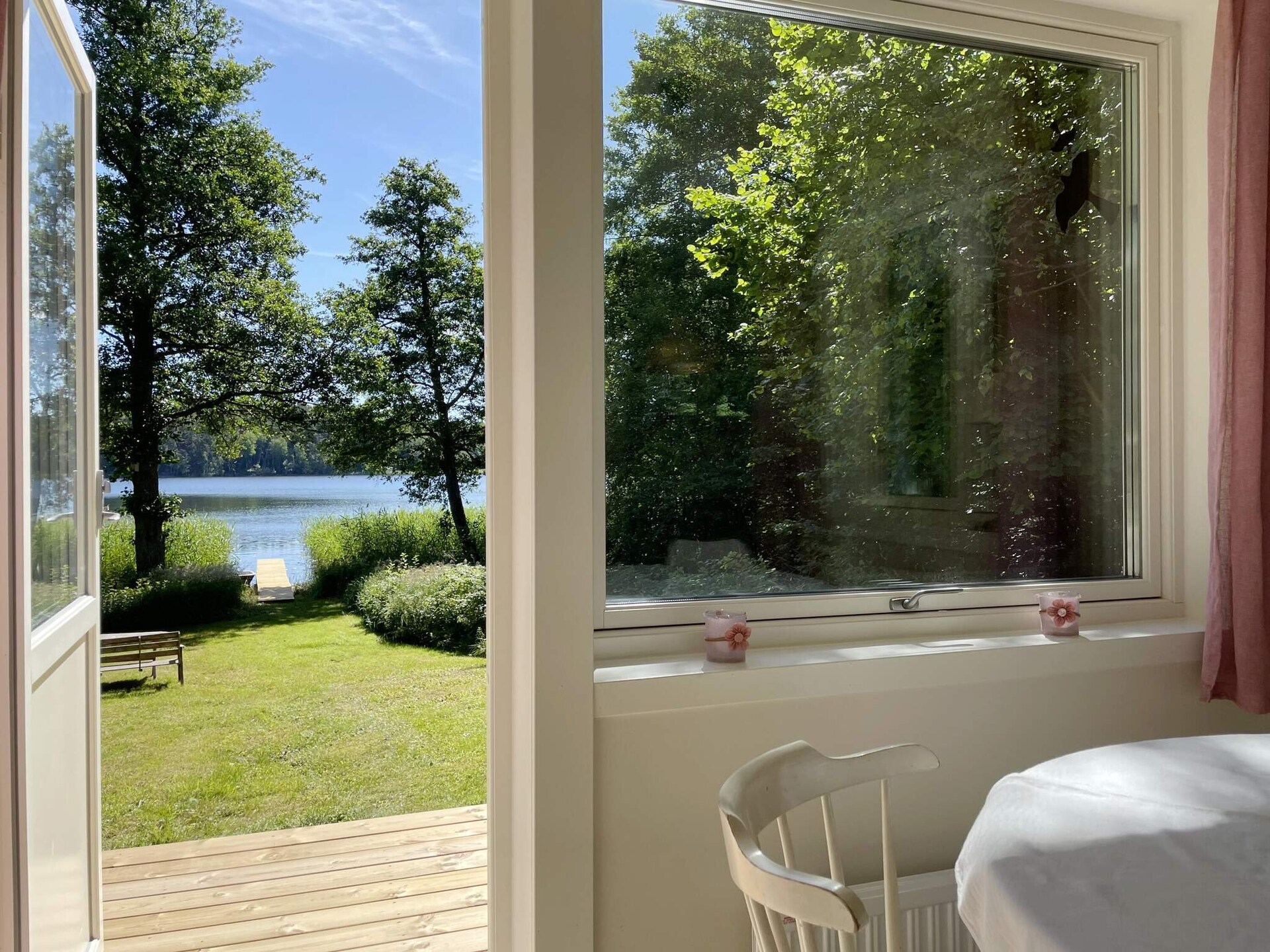 Sprookjesachtige blokhut aan het Fjäturenmeer met roeiboot, vlakbij Stockholm - foto 13