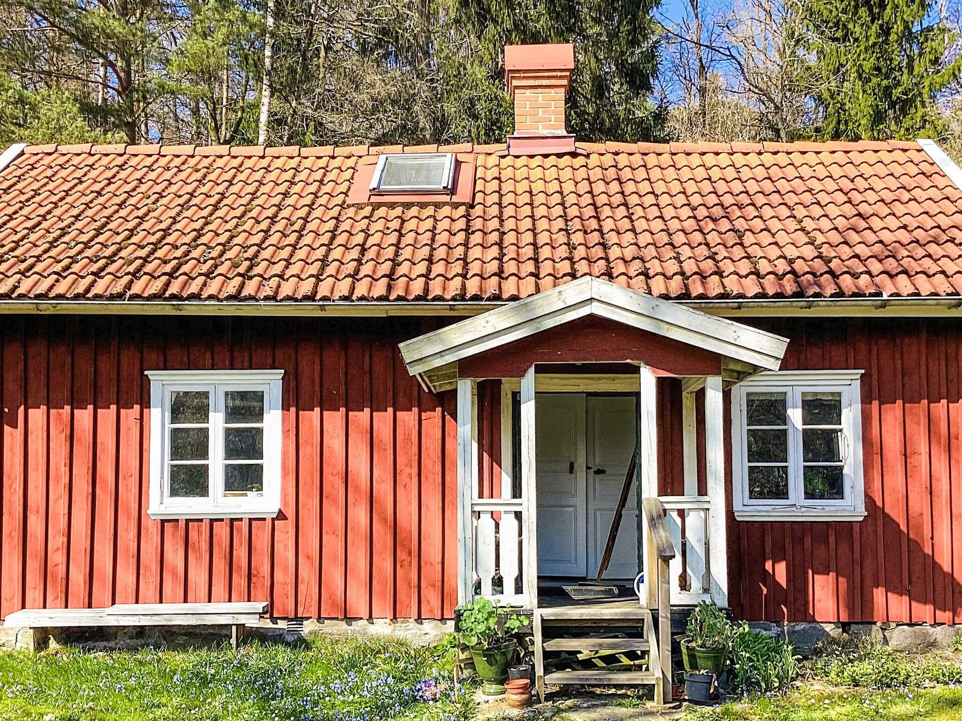 Klassiek Zweeds vakantiehuis bij meer Fävren, golfbaan en natuur - foto 1
