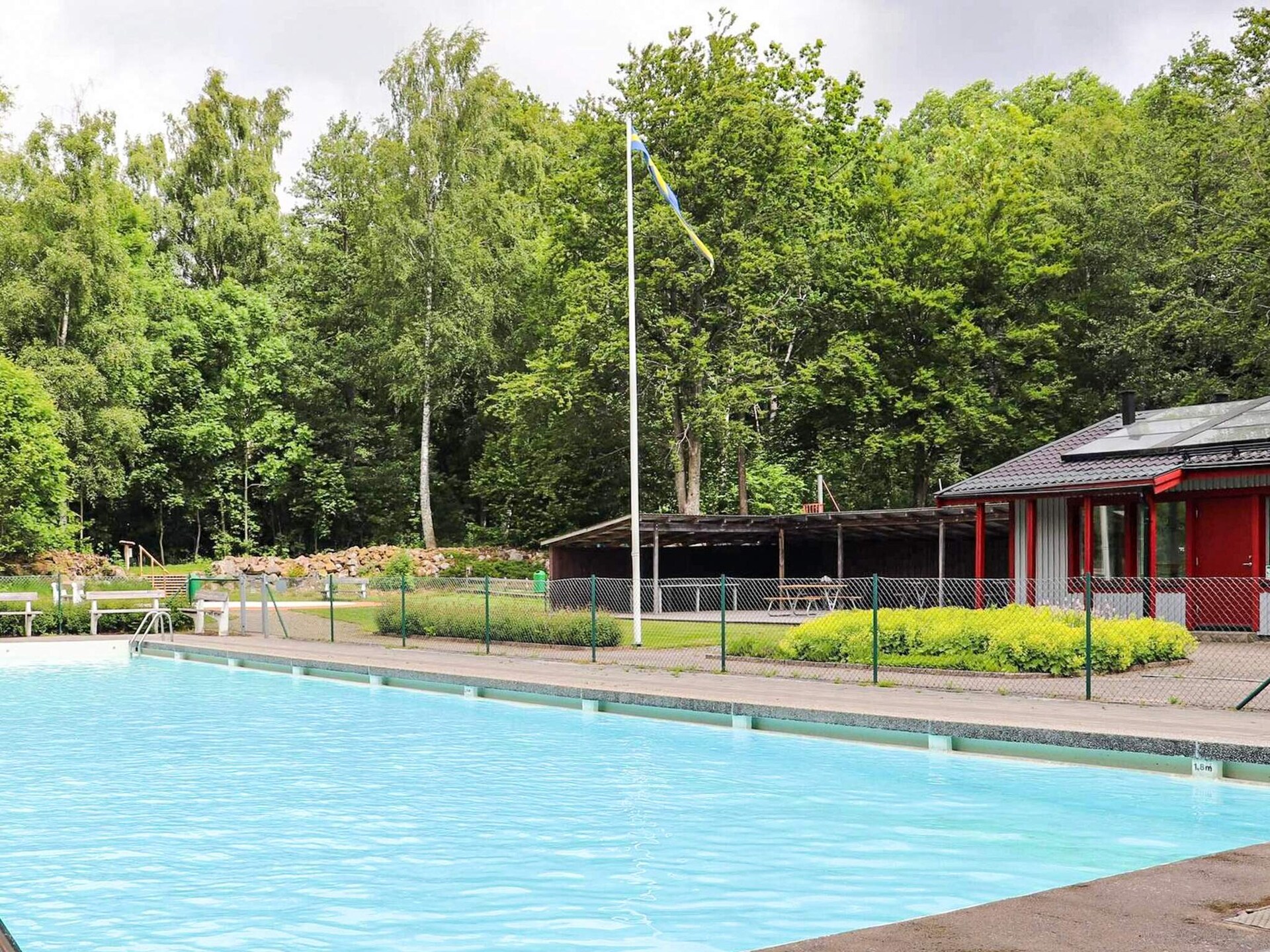 Bosrijke oase aan de golfbaan met zwemmeer nabij Hjärnarp - foto 27