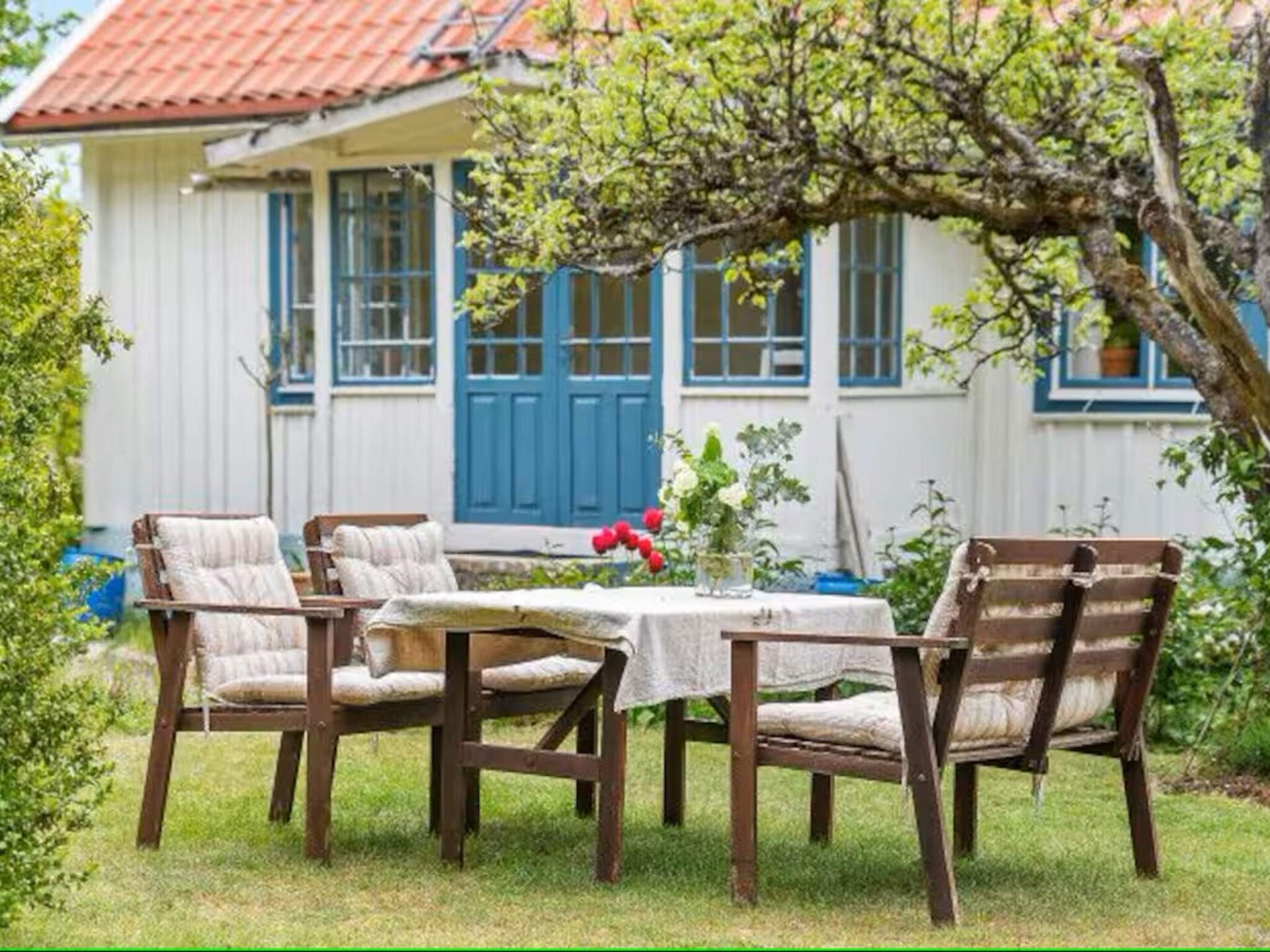 Ruim vakantiehuis met gastenverblijf en grote tuin bij Fågelmara - foto 6