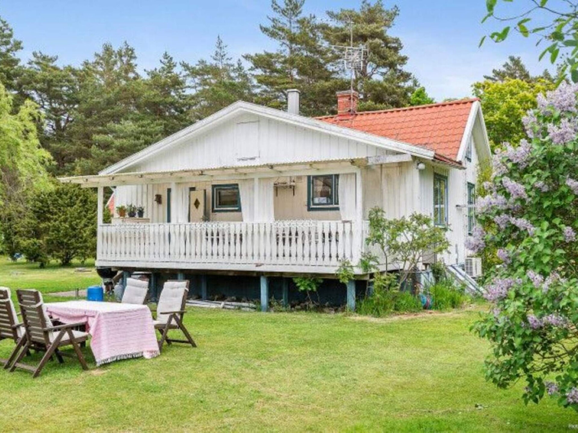 Ruim vakantiehuis met gastenverblijf en grote tuin bij Fågelmara - foto 1