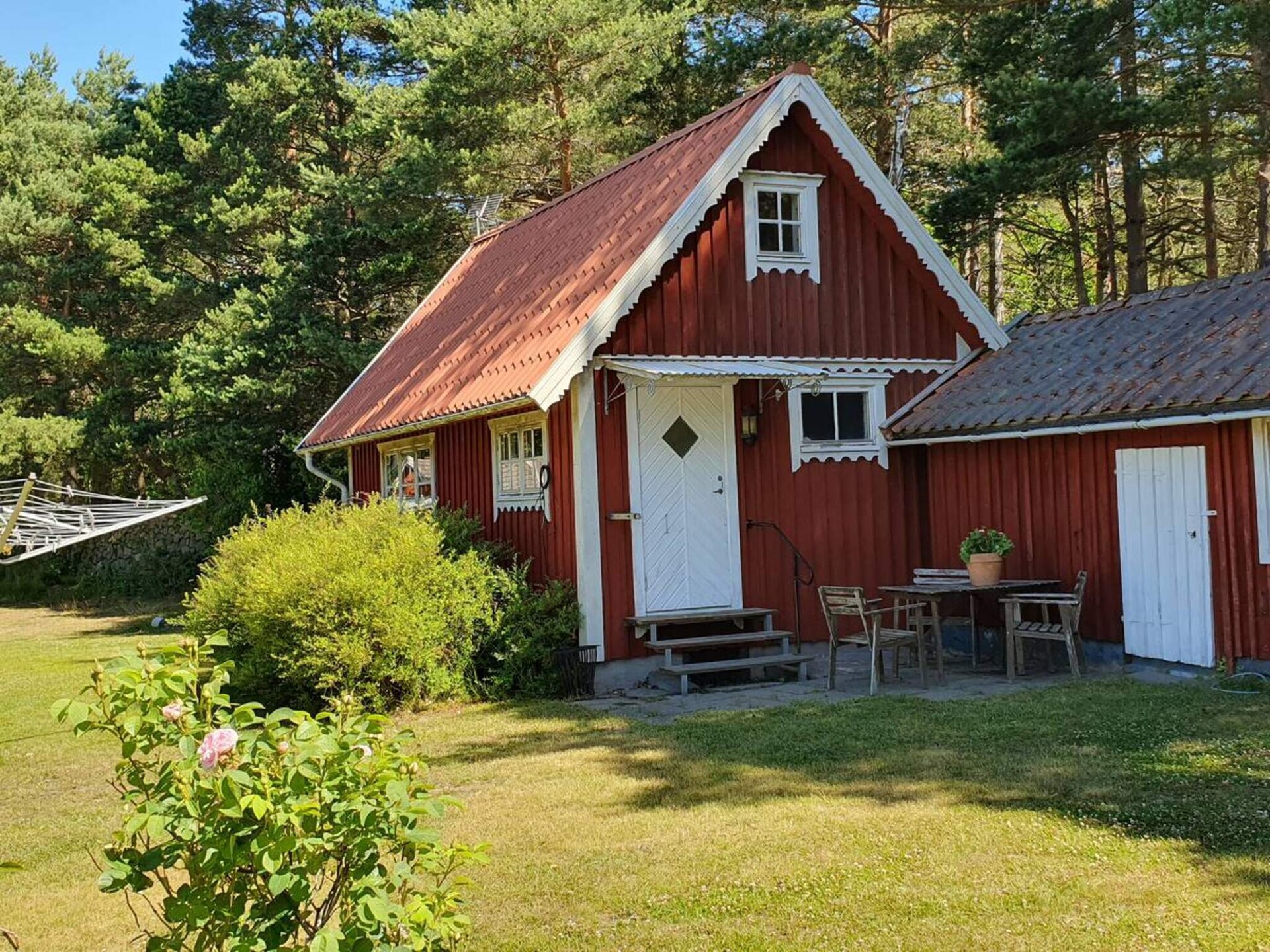 Ruim vakantiehuis met gastenverblijf en grote tuin bij Fågelmara - foto 4