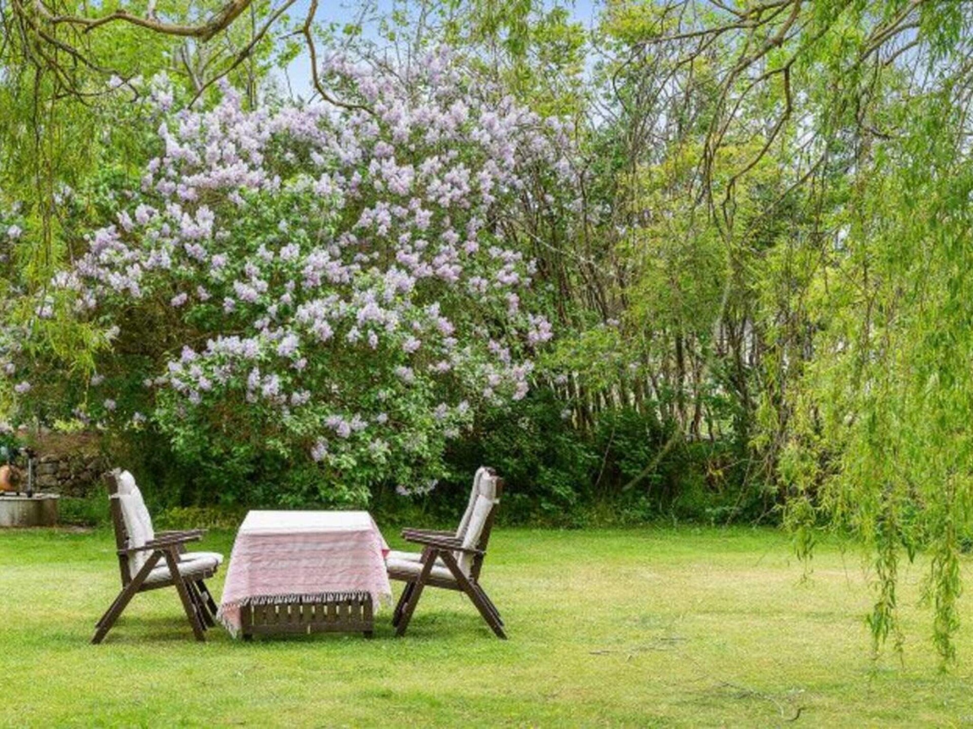 Ruim vakantiehuis met gastenverblijf en grote tuin bij Fågelmara - foto 9