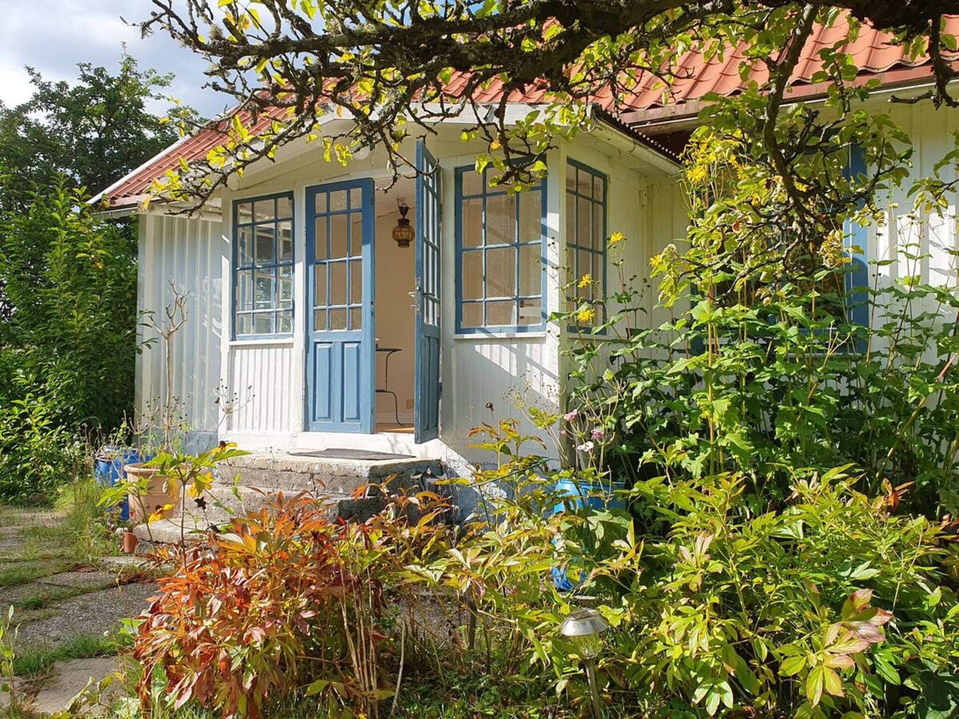 Ruim vakantiehuis met gastenverblijf en grote tuin bij Fågelmara - foto 7