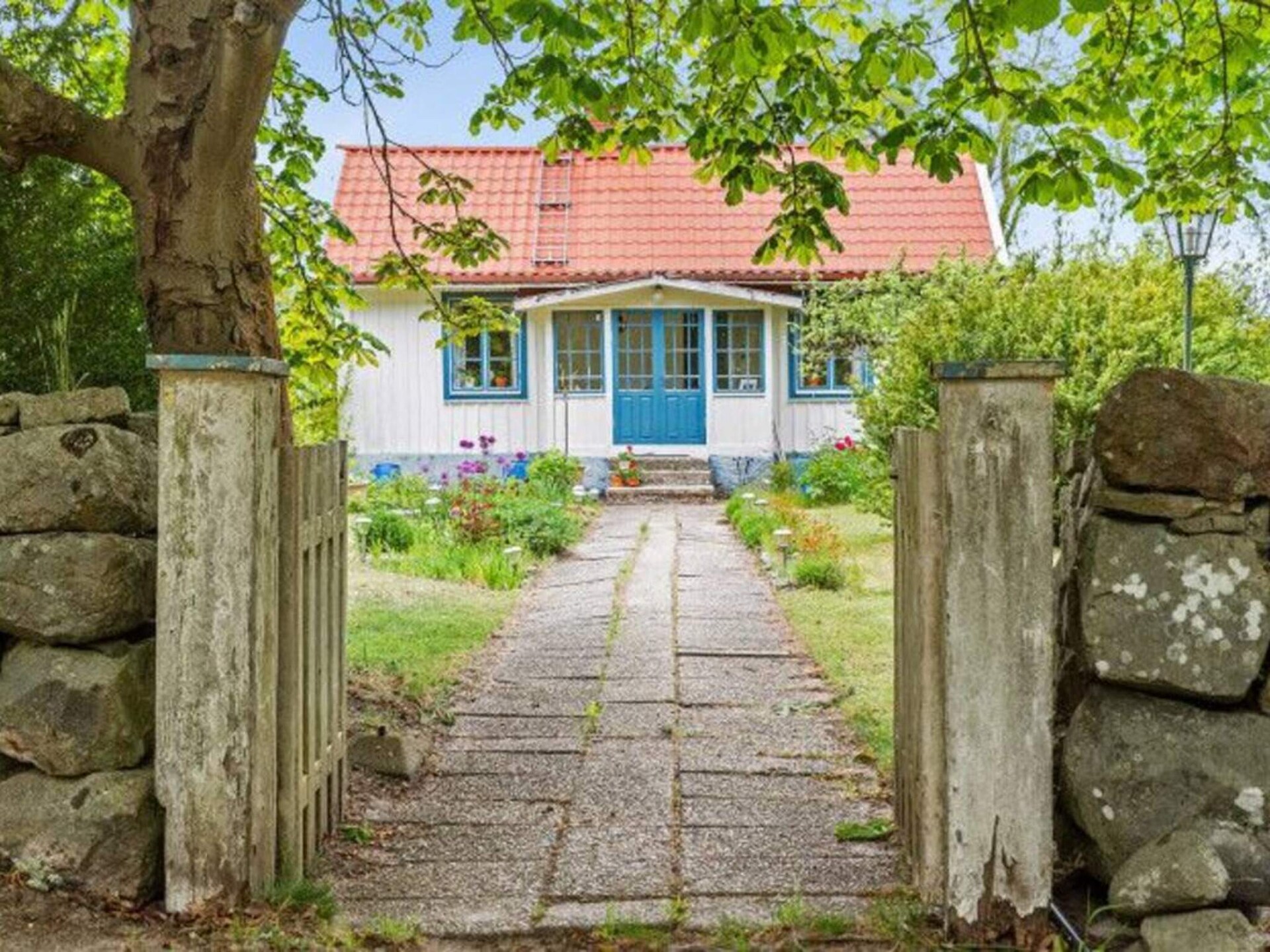 Ruim vakantiehuis met gastenverblijf en grote tuin bij Fågelmara - foto 11