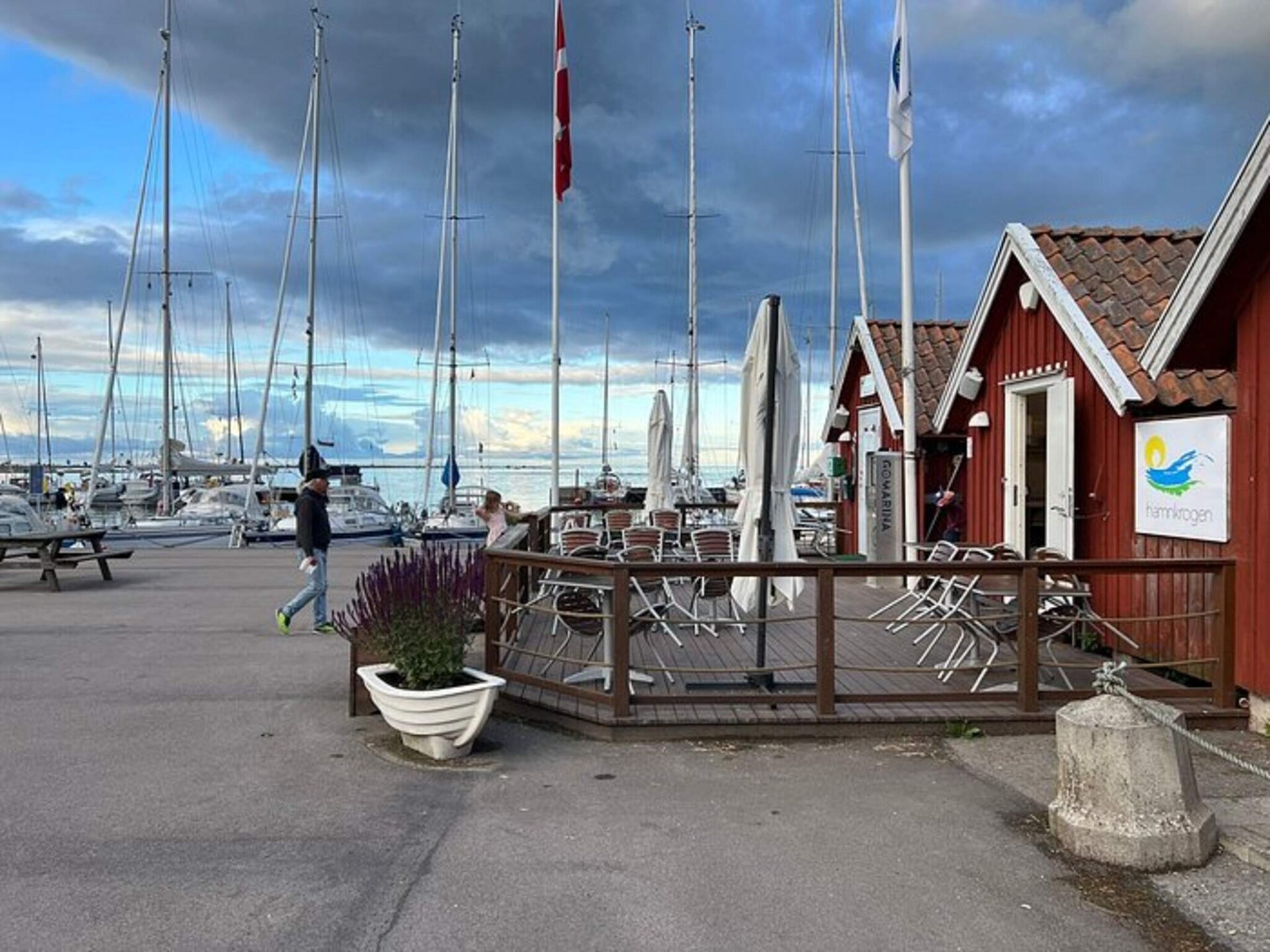 Ruim vakantiehuis met gastenverblijf en grote tuin bij Fågelmara - foto 12