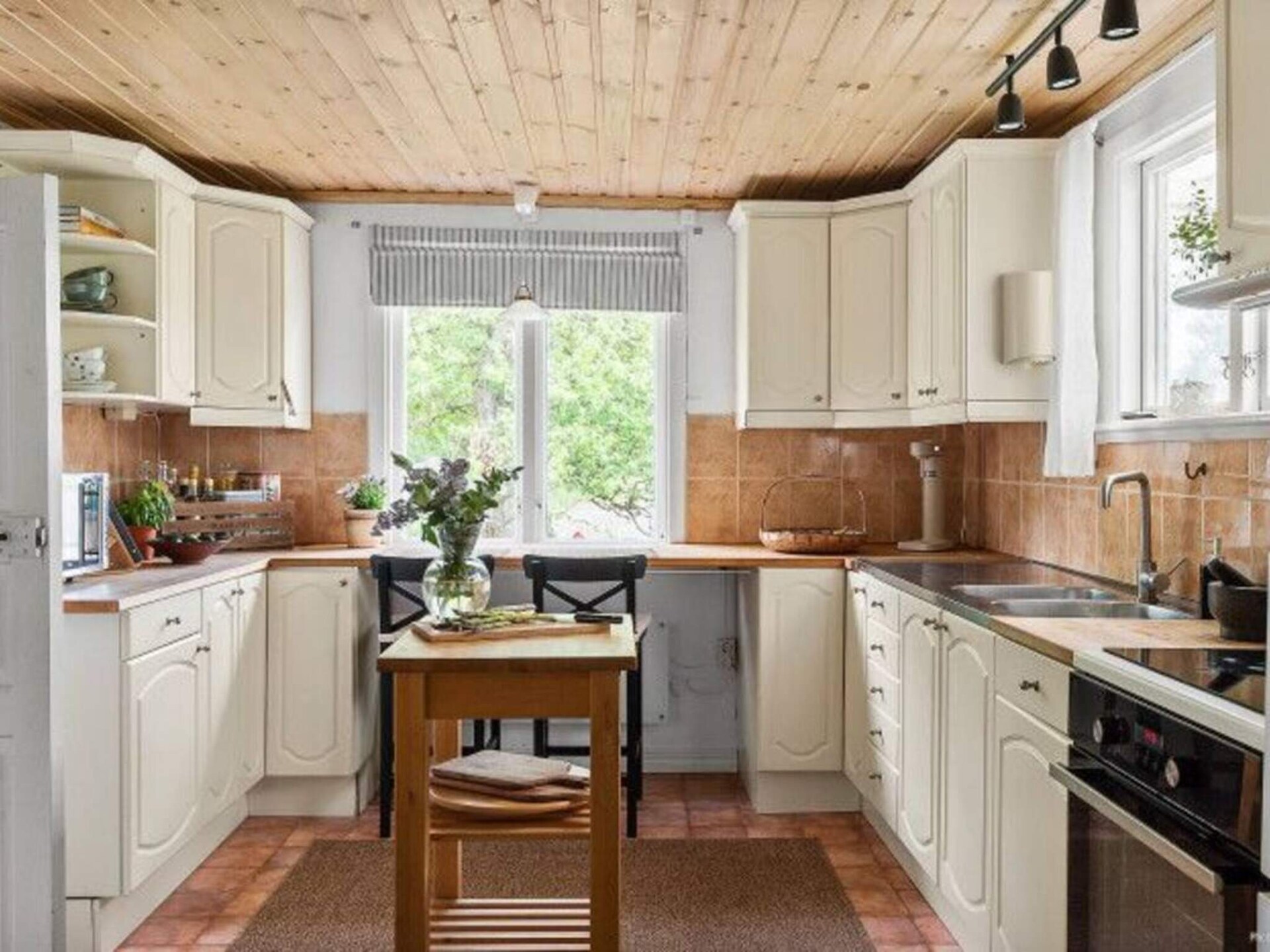 Ruim vakantiehuis met gastenverblijf en grote tuin bij Fågelmara - foto 16