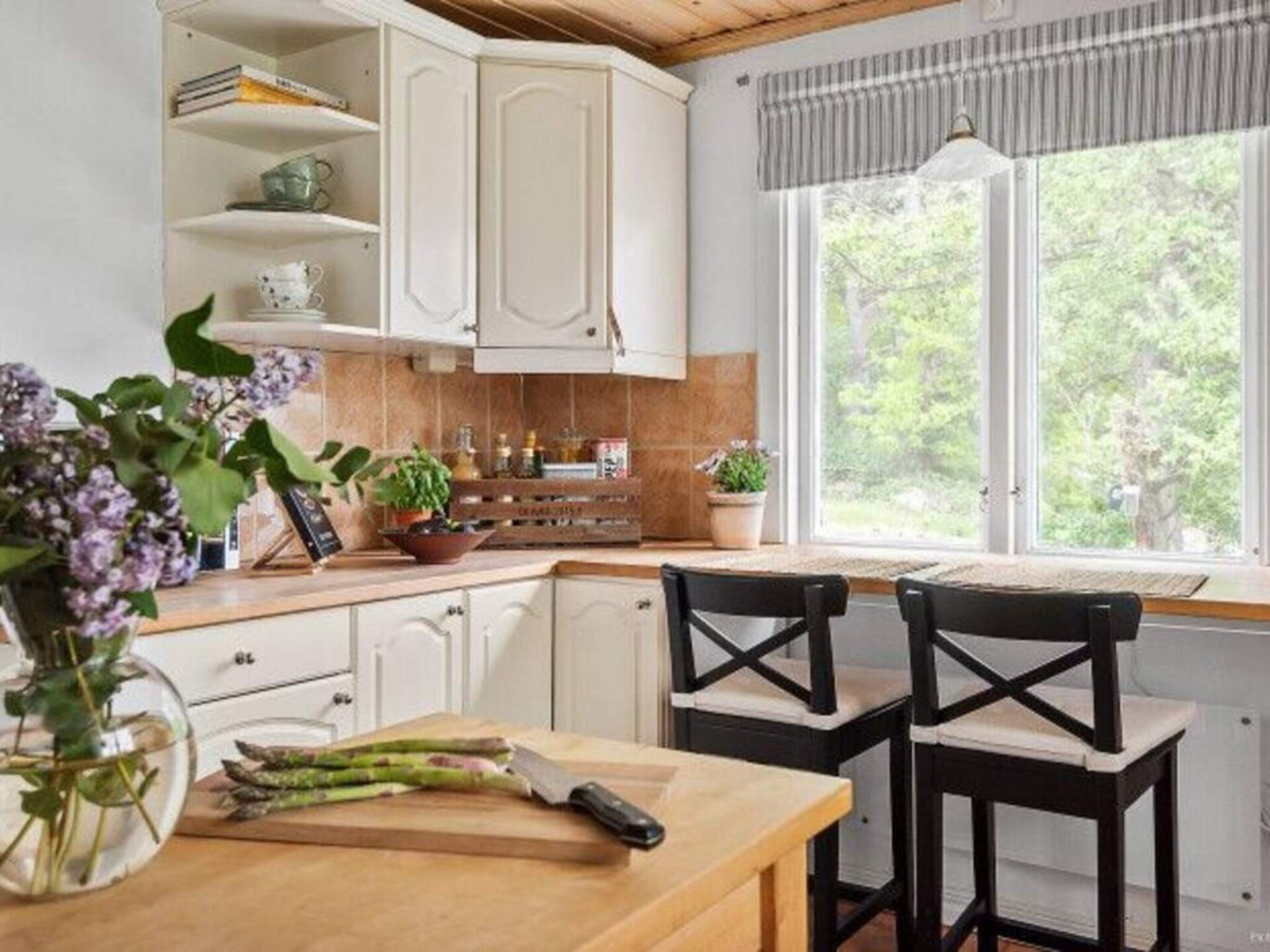 Ruim vakantiehuis met gastenverblijf en grote tuin bij Fågelmara - foto 19
