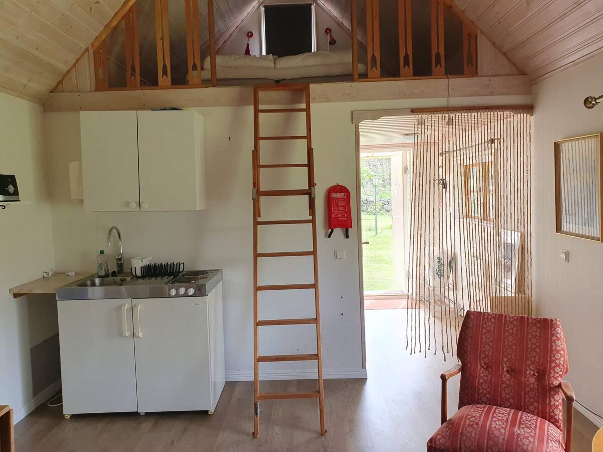 Ruim vakantiehuis met gastenverblijf en grote tuin bij Fågelmara - foto 24