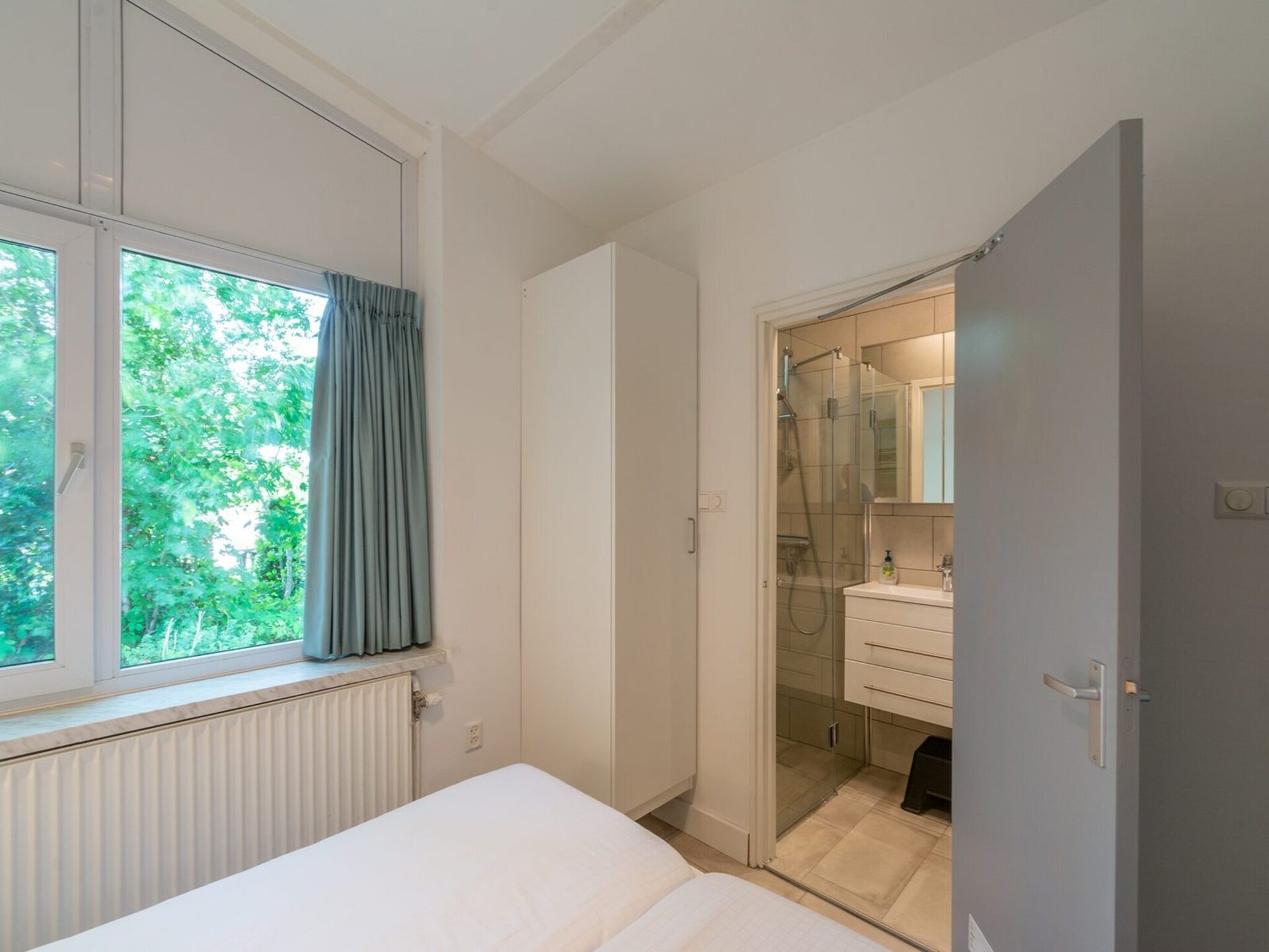 Vrijstaande bungalow met grote tuin op 1,6 km van strand Sint Maartenszee - foto 14