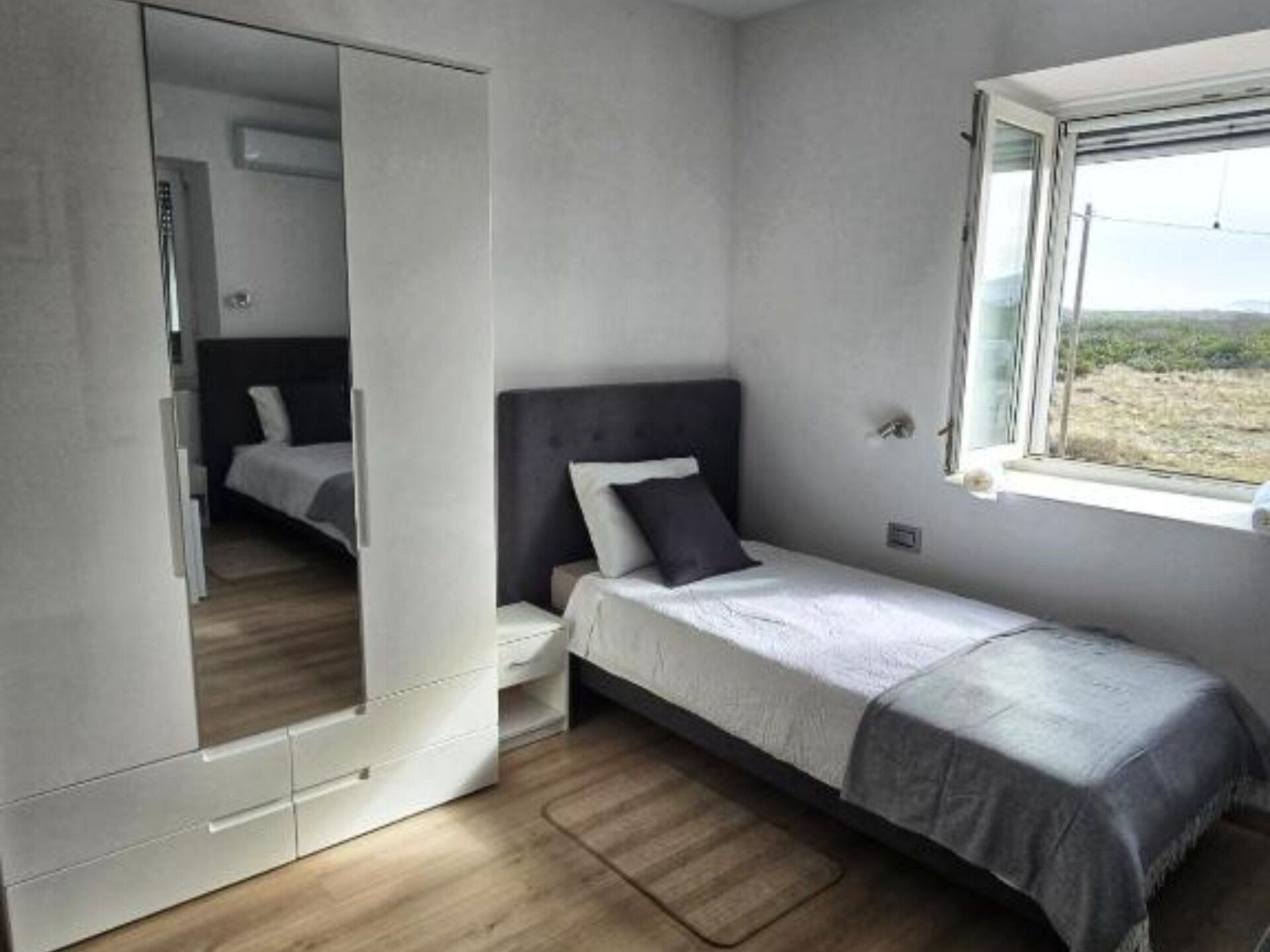 Twin Room 7 in Vrbnik-Knin: Historisch erfgoed en comfort voor twee - foto 8