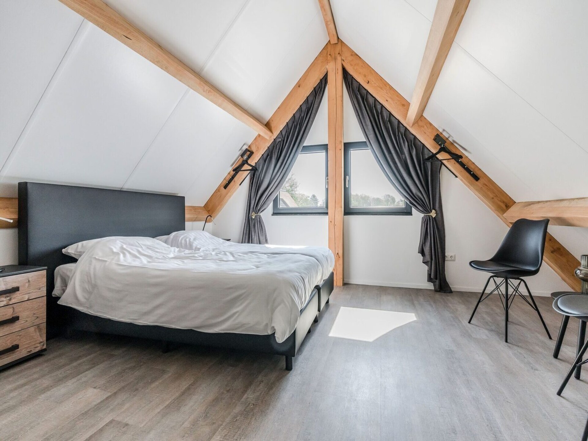 Rietgedekte bungalow met uitzicht op vijver in Parc de Kievit, Baarle-Nassau - foto 12