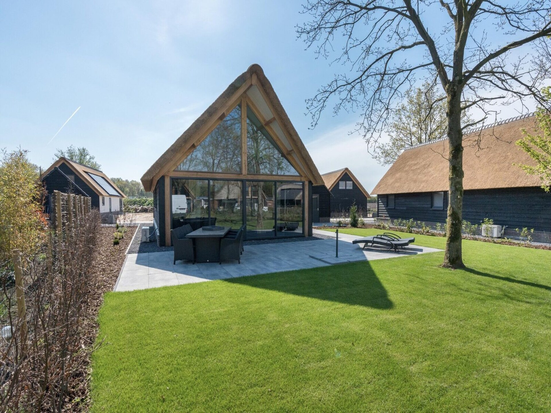 Rietgedekte bungalow met uitzicht op vijver in Parc de Kievit, Baarle-Nassau - foto 17