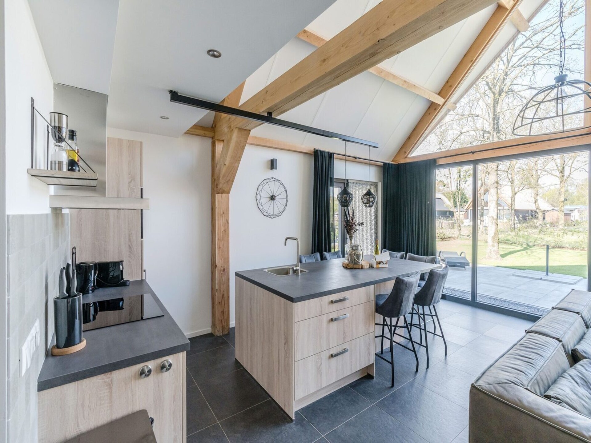 Rietgedekte bungalow met uitzicht op vijver in Parc de Kievit, Baarle-Nassau - foto 3
