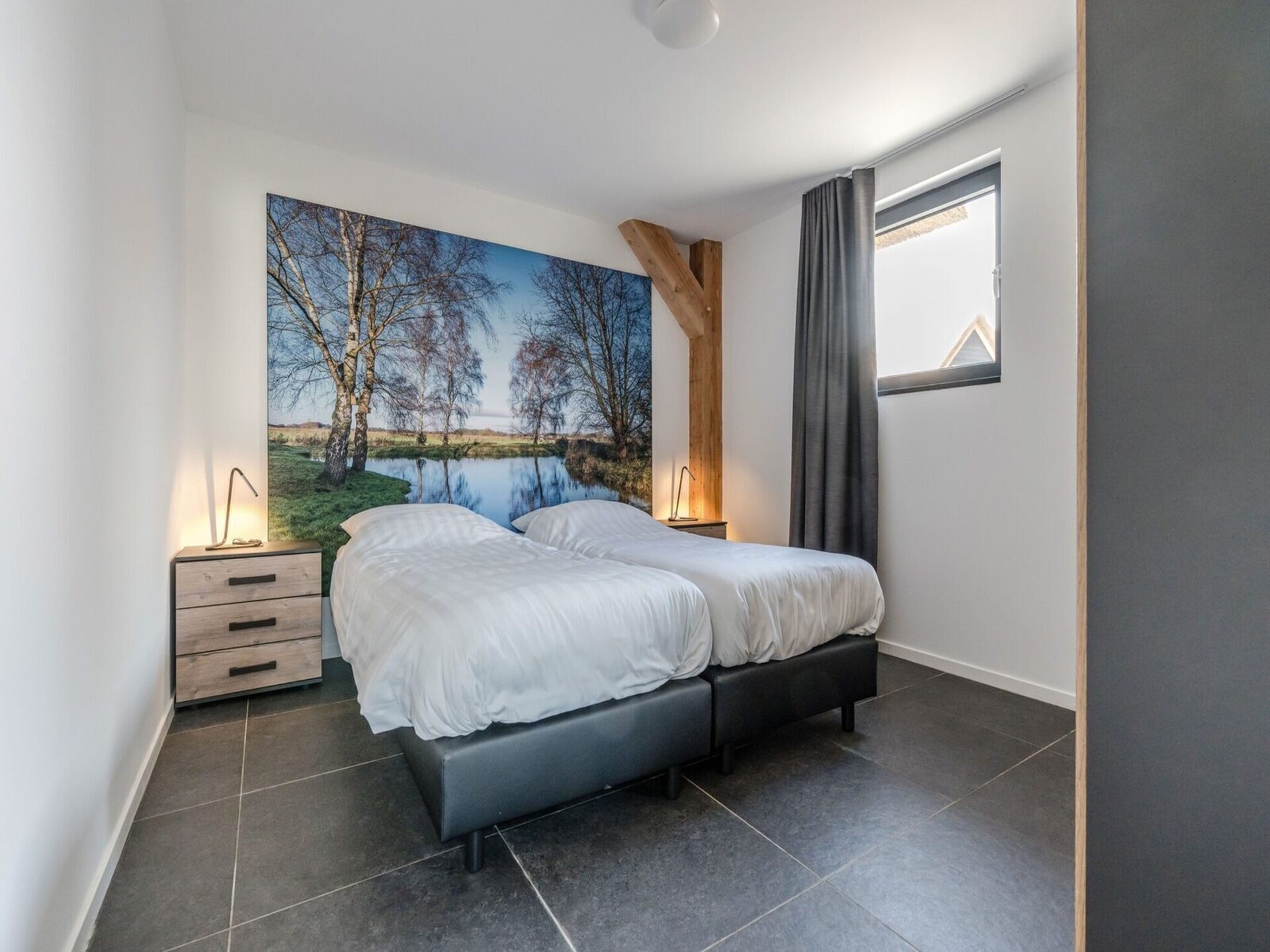 Rietgedekte bungalow met uitzicht op vijver in Parc de Kievit, Baarle-Nassau - foto 4