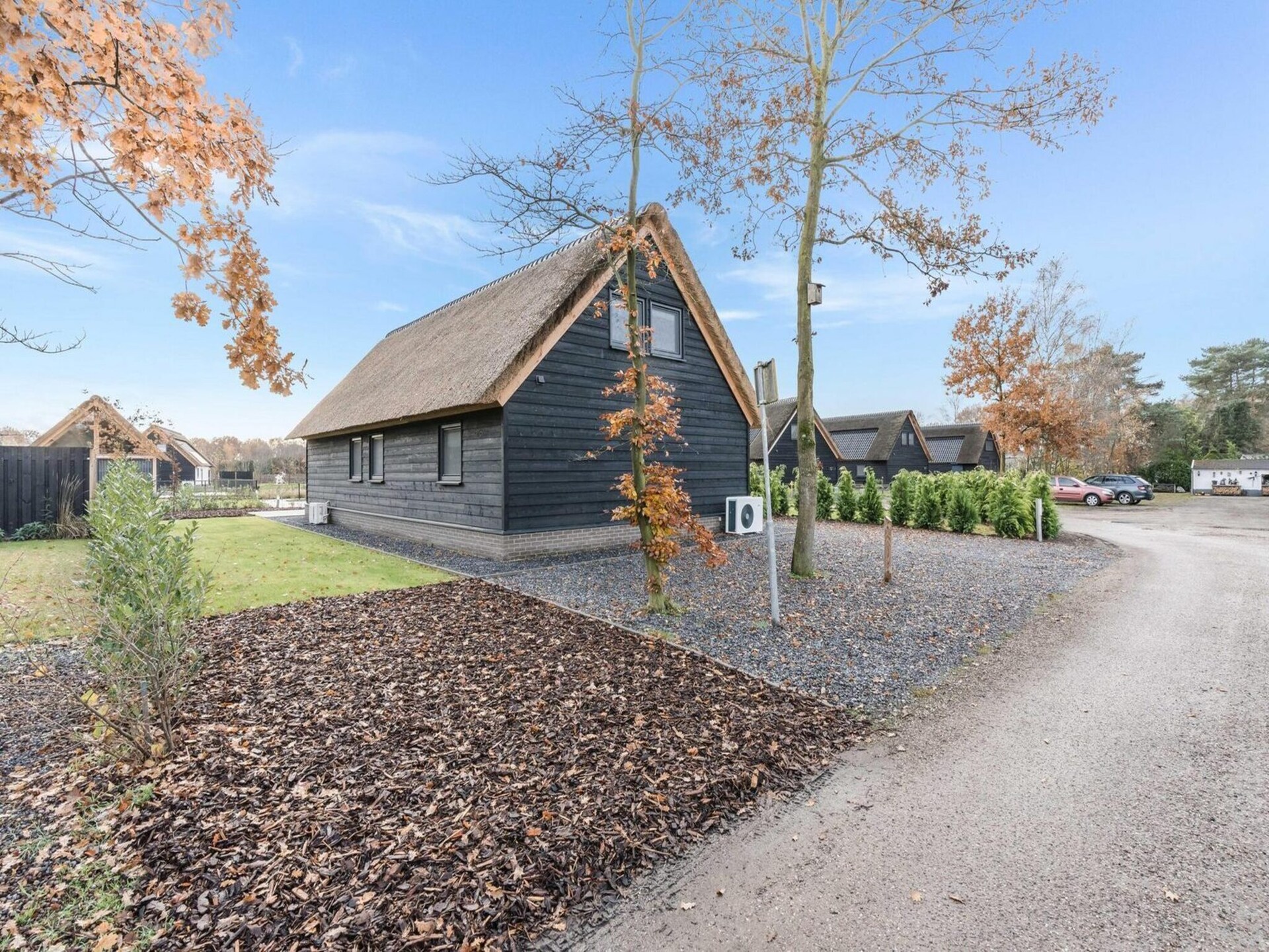 Luxe rietgedekte bungalow aan rustig vijver in Baarle-Nassau - foto 7