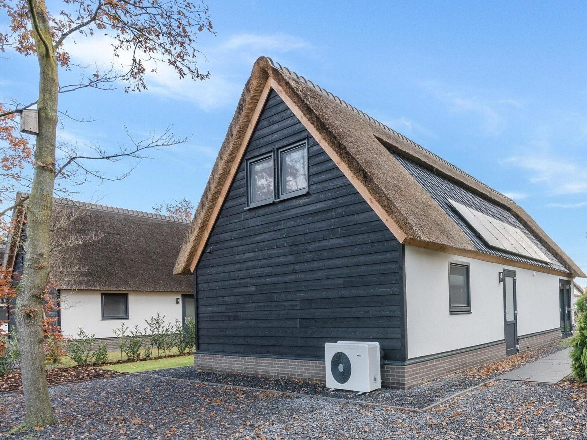 Luxe rietgedekte bungalow aan rustig vijver in Baarle-Nassau - foto 9
