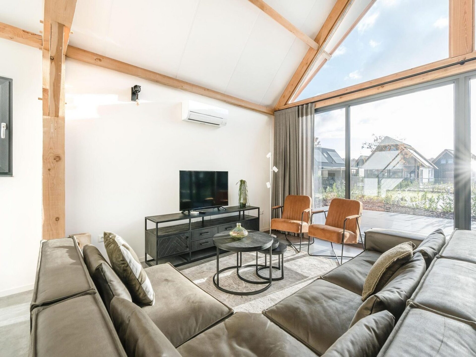 Luxe rietgedekte bungalow aan rustig vijver in Baarle-Nassau - foto 2