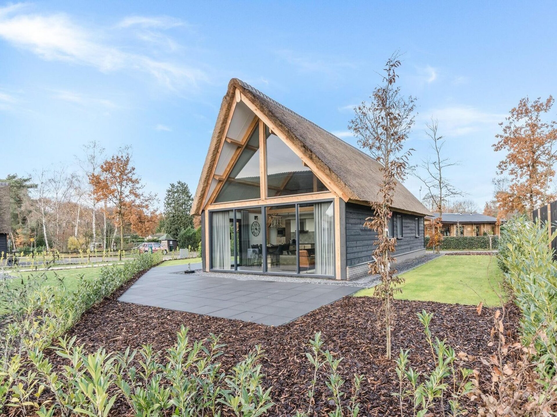 Luxe rietgedekte bungalow aan rustig vijver in Baarle-Nassau - foto 10