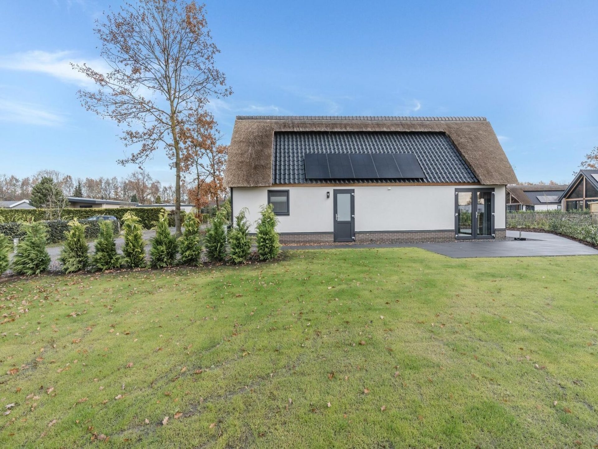 Luxe rietgedekte bungalow aan rustig vijver in Baarle-Nassau - foto 23