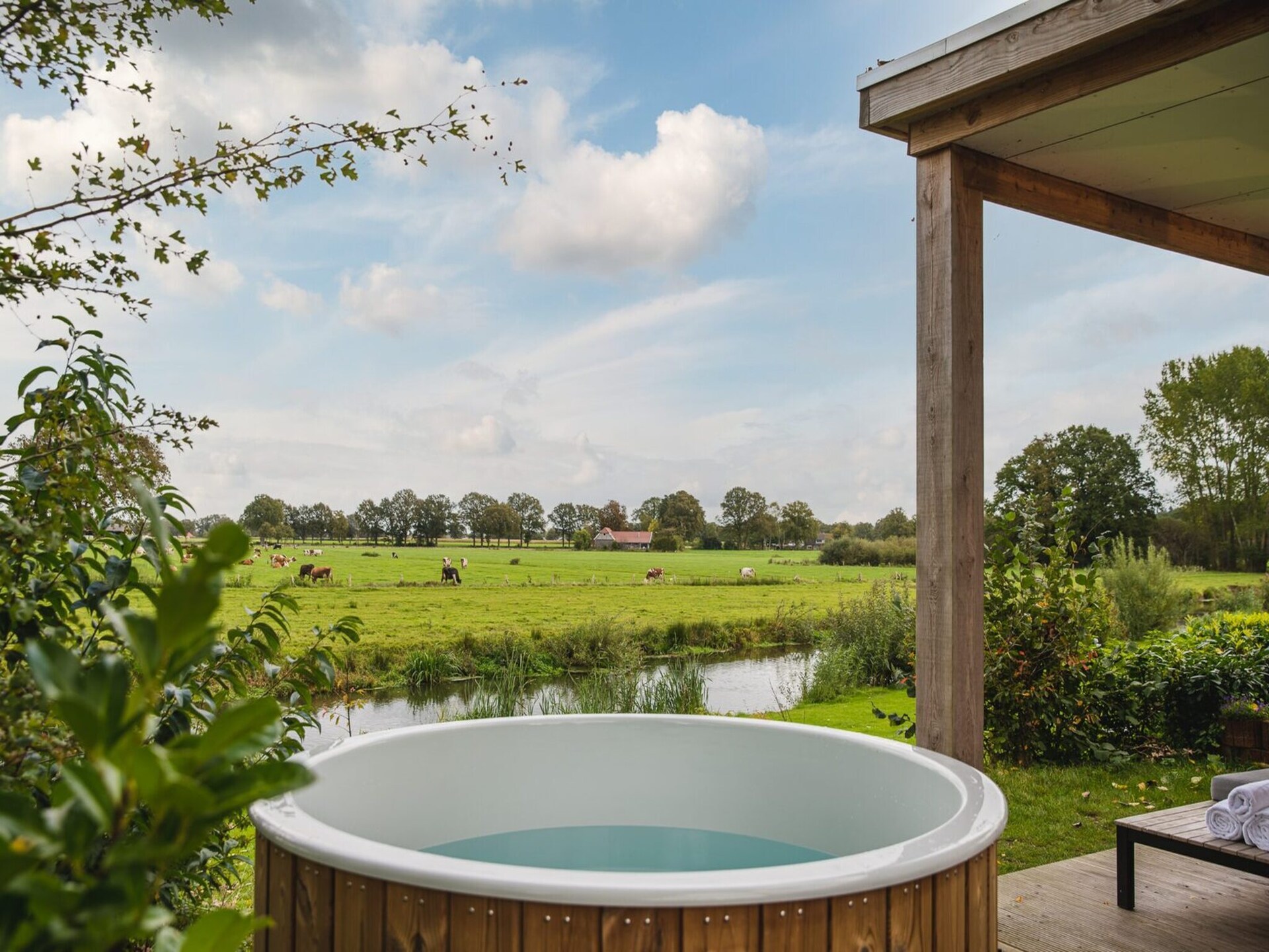 Luxe vakantiehuis aan de Regge in Zuna met privé jacuzzi - foto 8