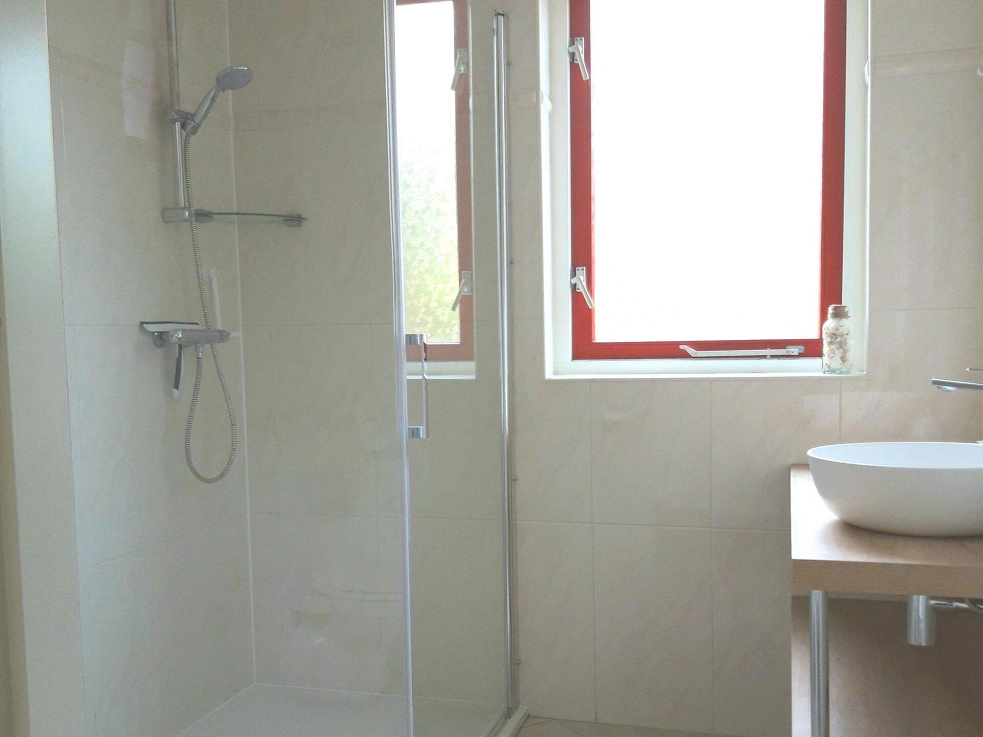 Gereno­veerde vrij­staande bungalow in rustig park bij Ewijk - foto 7