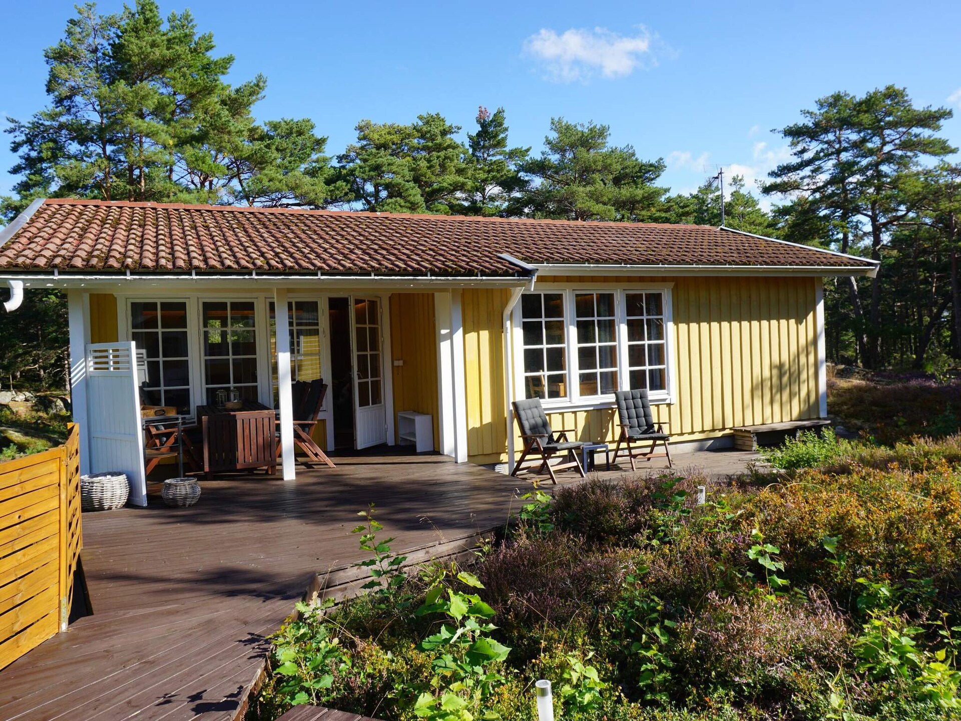Zonnig vakantiehuis aan de golfbaan op 250m van zee in Strömstad - foto 1