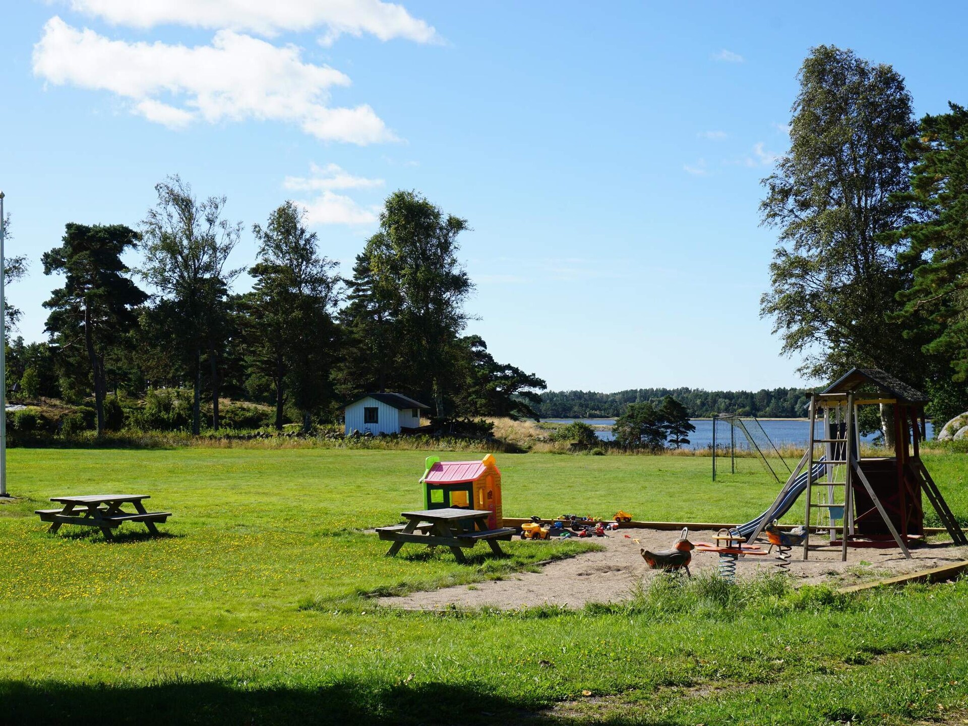 Zonnig vakantiehuis aan de golfbaan op 250m van zee in Strömstad - foto 8