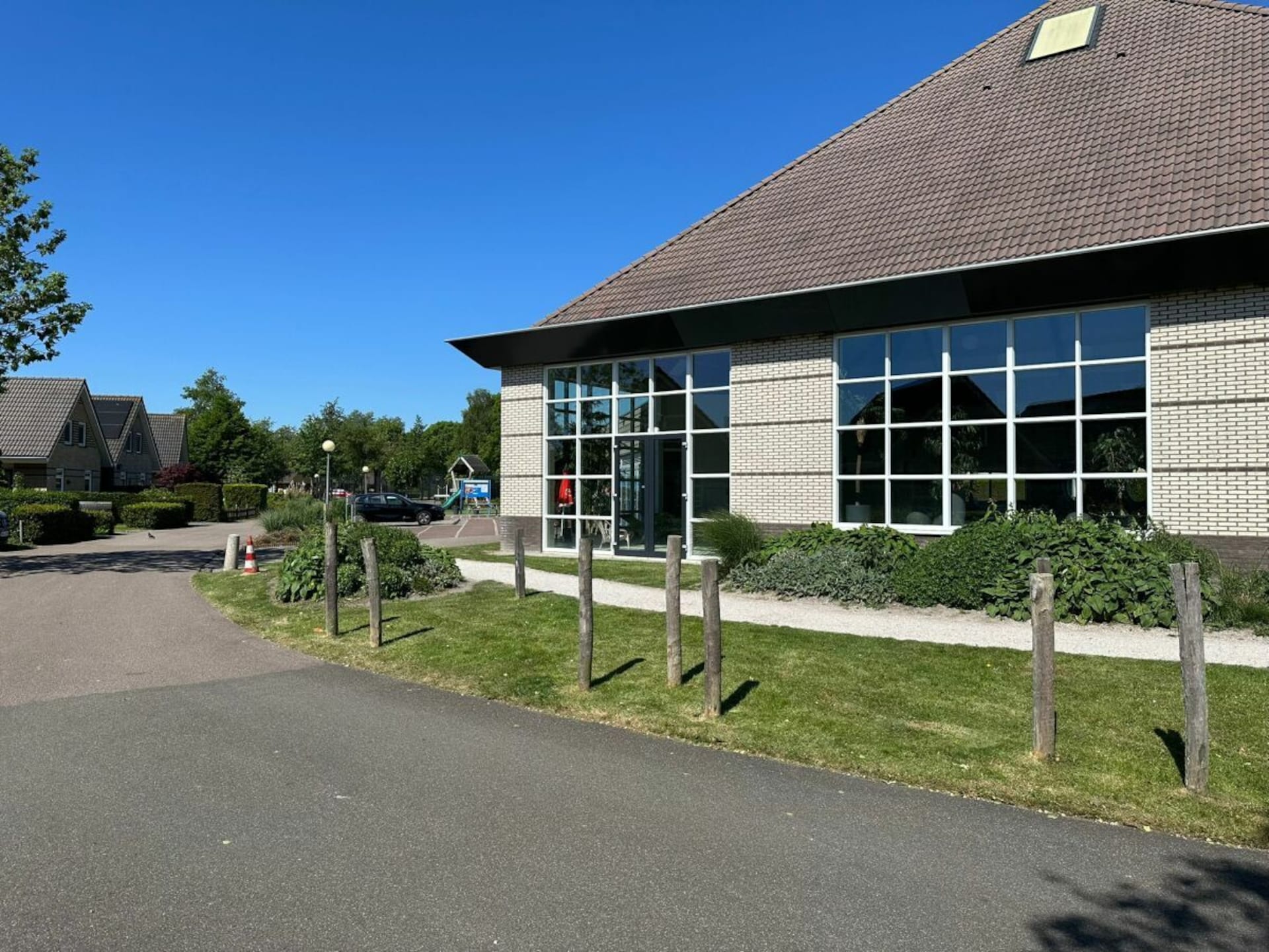 Modern vakantiehuis aan het IJsselmeer met strandtuin en eigen aanlegsteiger - foto 23