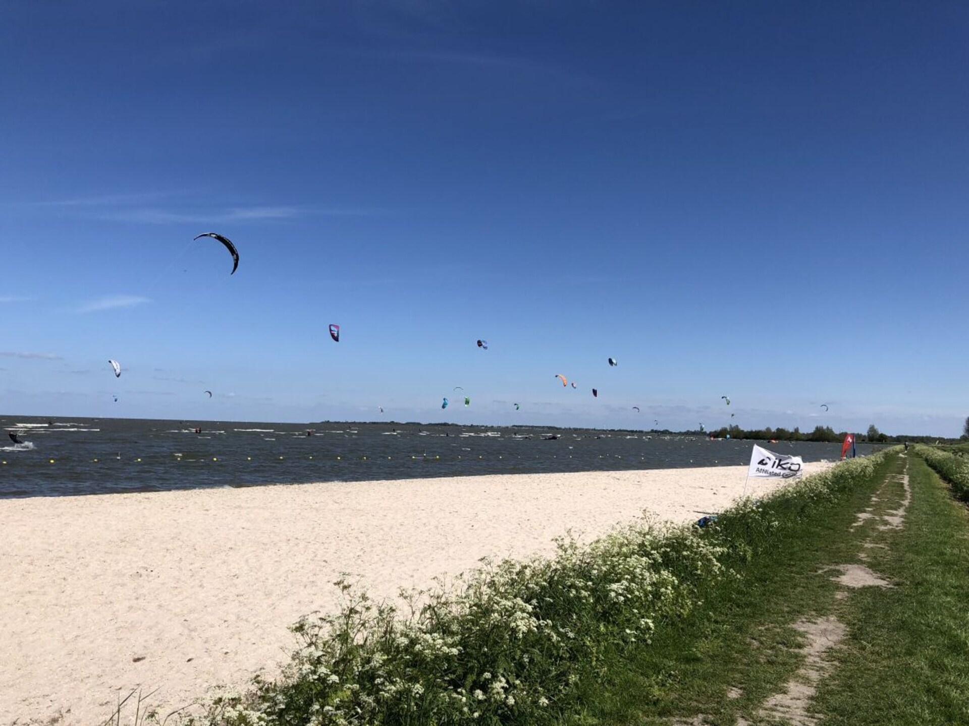 Modern vakantiehuis aan het IJsselmeer met strandtuin en eigen aanlegsteiger - foto 31