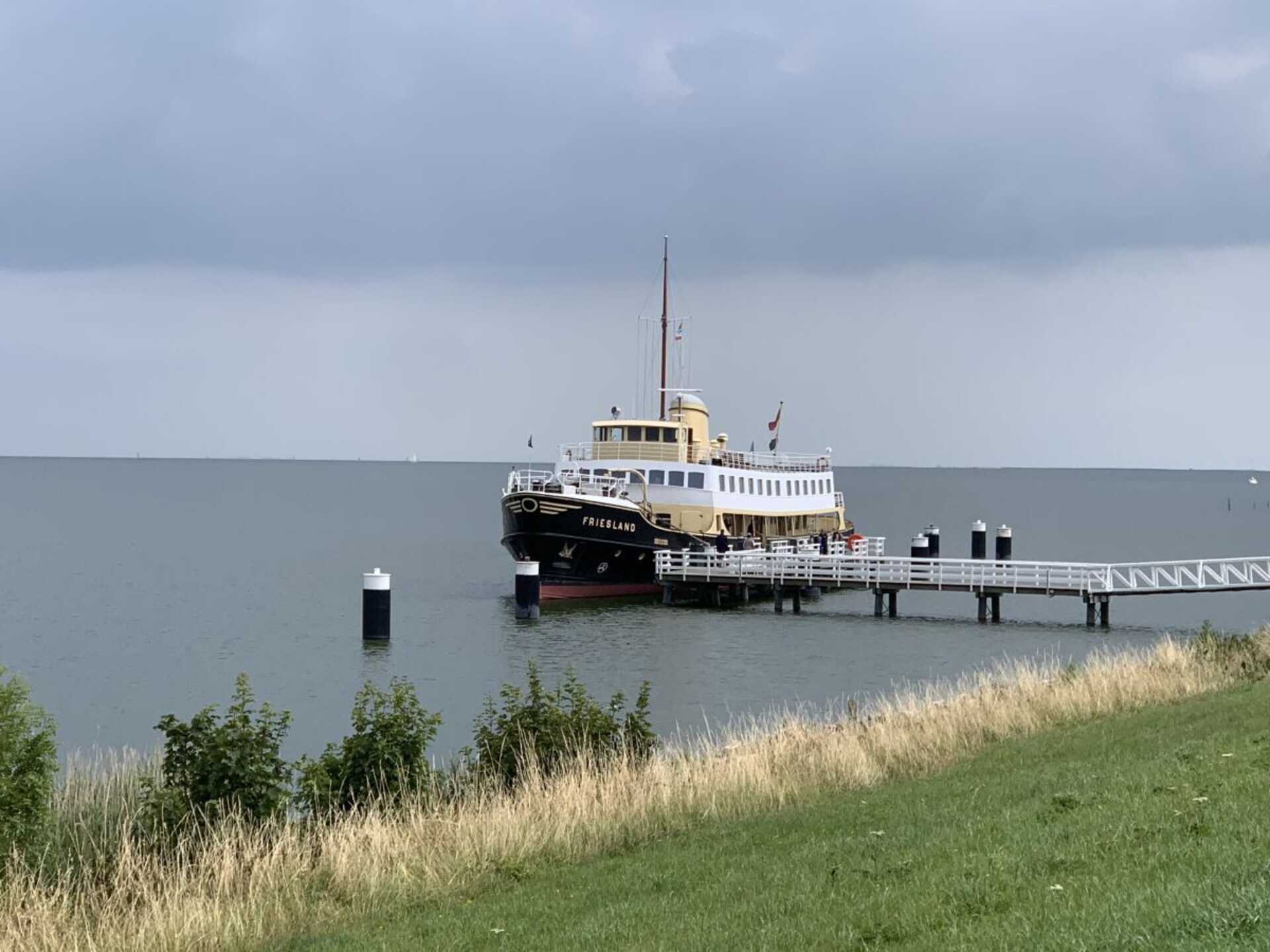 Modern vakantiehuis aan het IJsselmeer met strandtuin en eigen aanlegsteiger - foto 40