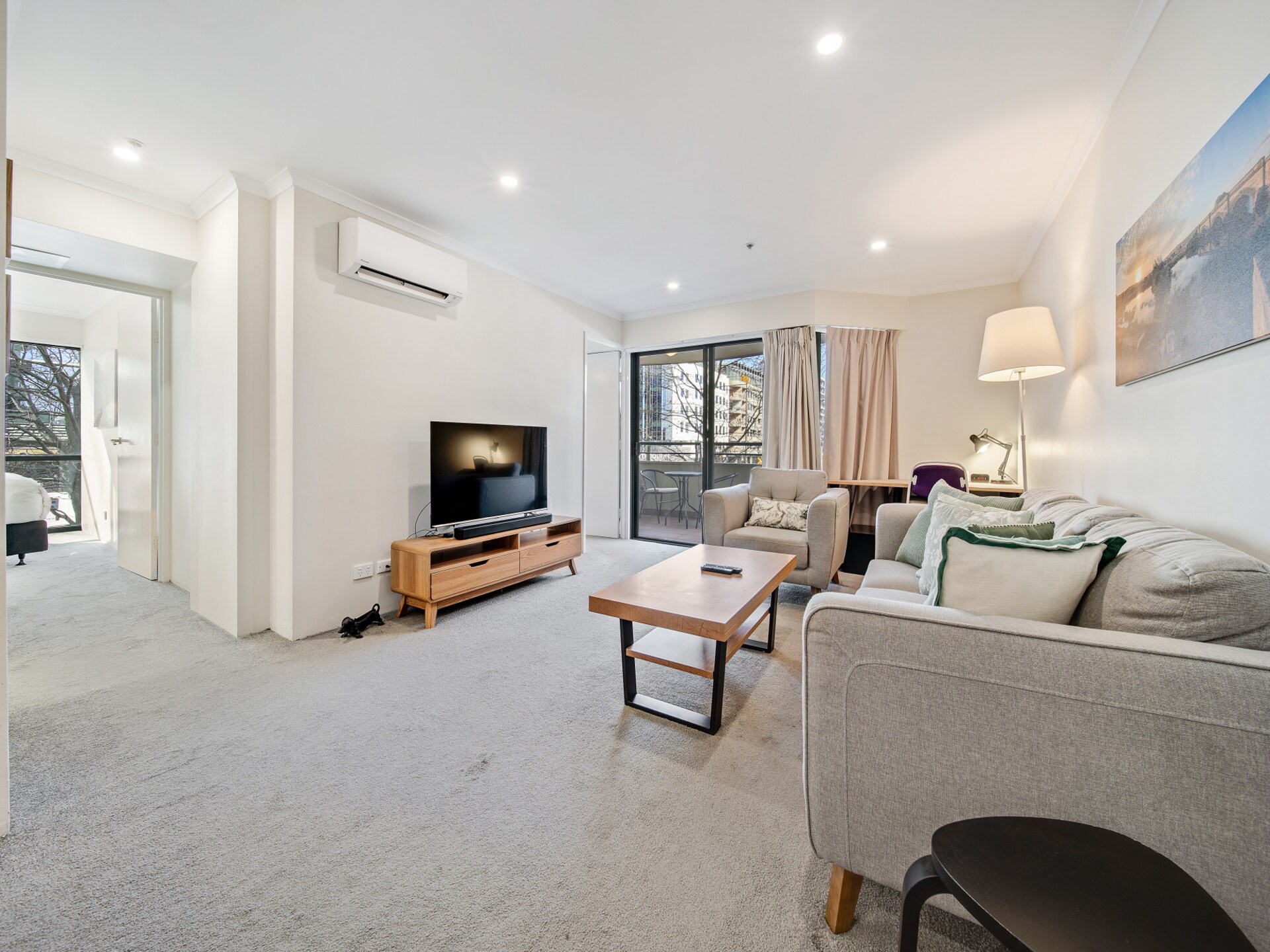 Modern 2-slaapkamer appartement met zwembad & spa in bruisend Braddon - foto 2