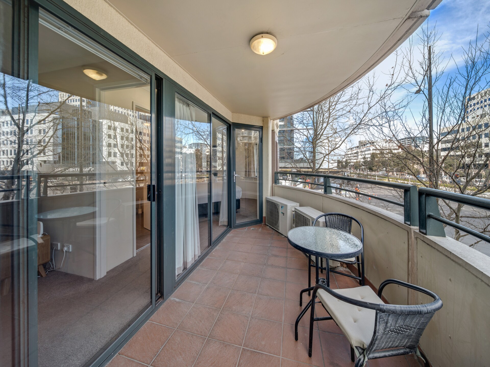 Modern 2-slaapkamer appartement met zwembad & spa in bruisend Braddon - foto 6