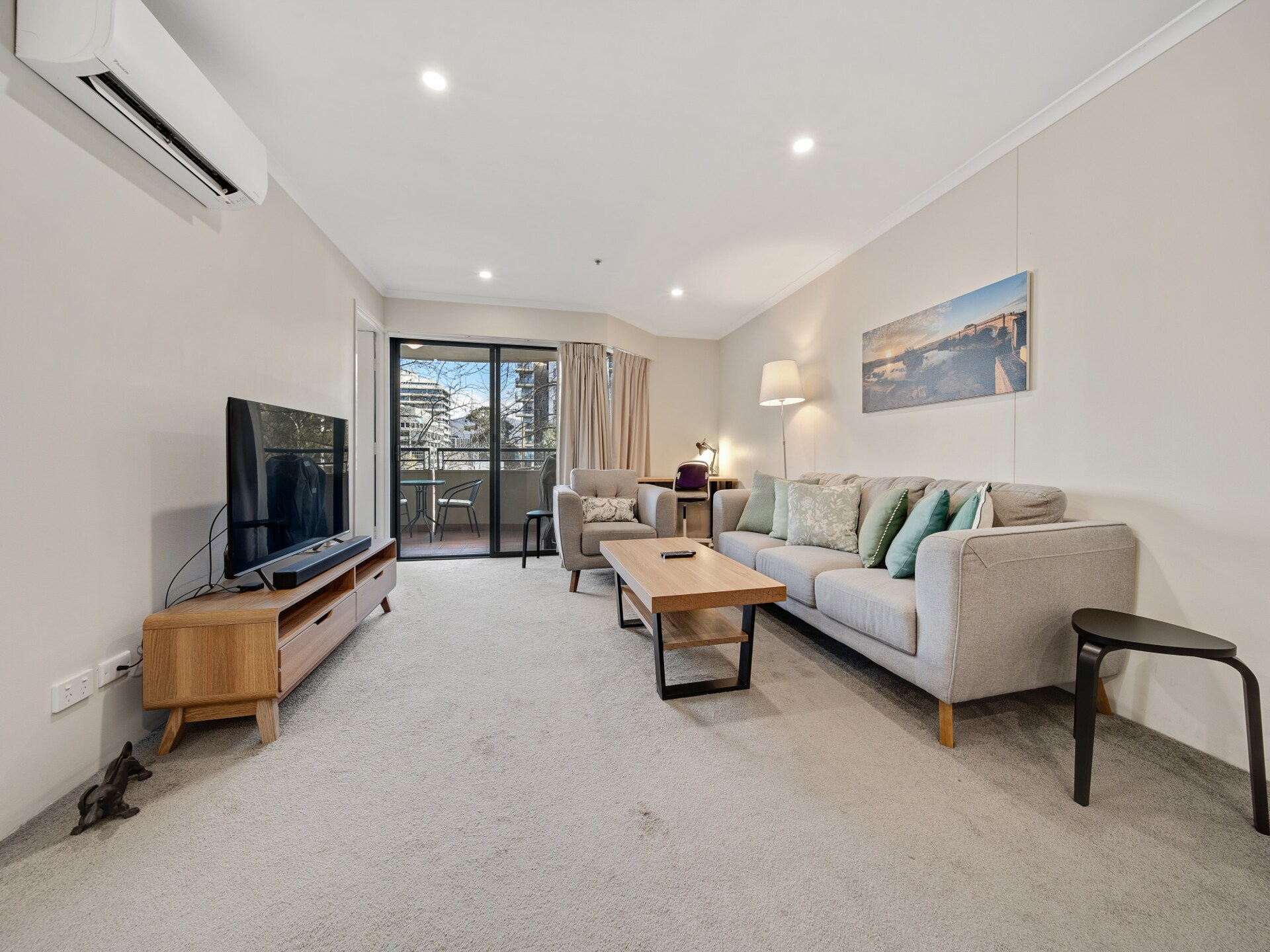 Modern 2-slaapkamer appartement met zwembad & spa in bruisend Braddon - foto 7