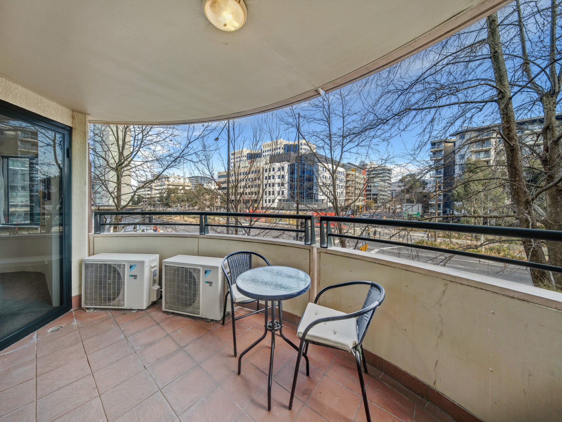 Modern 2-slaapkamer appartement met zwembad & spa in bruisend Braddon - foto 9