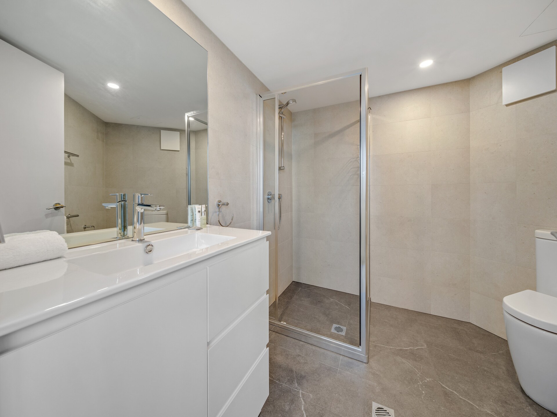 Modern 2-slaapkamer appartement met zwembad & spa in bruisend Braddon - foto 15