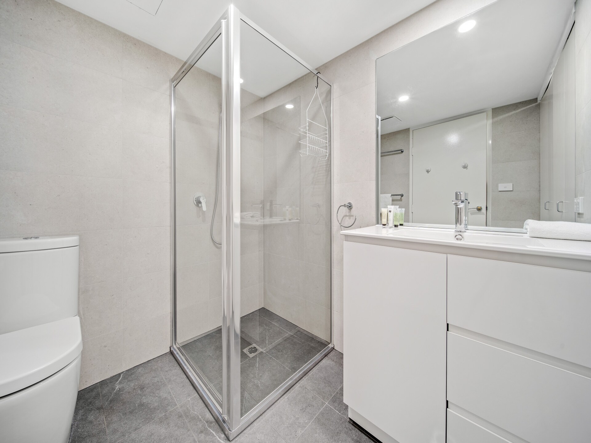 Modern 2-slaapkamer appartement met zwembad & spa in bruisend Braddon - foto 16
