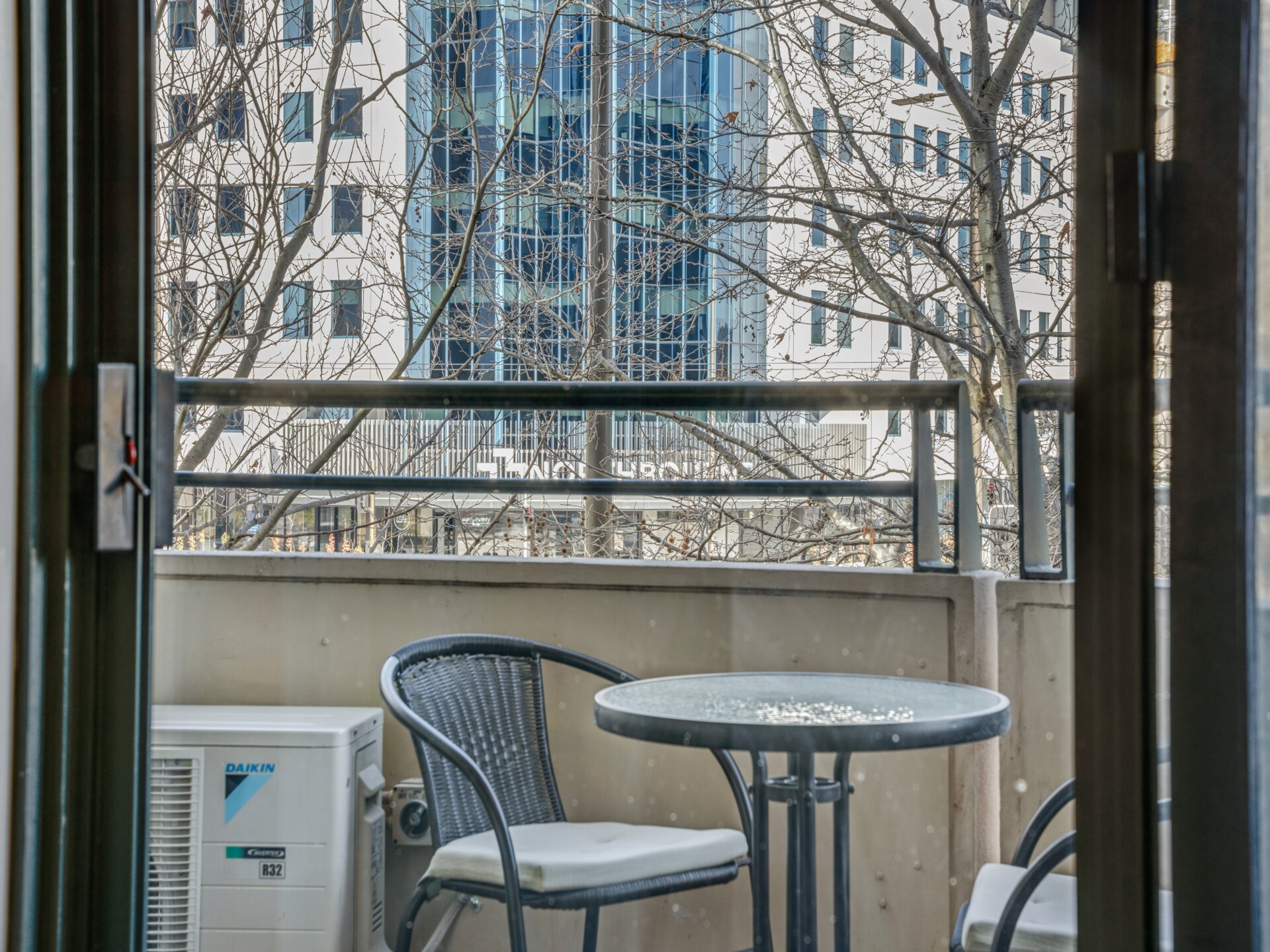 Modern 2-slaapkamer appartement met zwembad & spa in bruisend Braddon - foto 19
