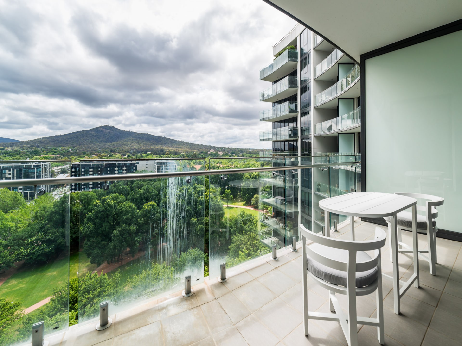 Luxe appartement met panoramisch uitzicht op Mount Ainslie en de stad - foto 2