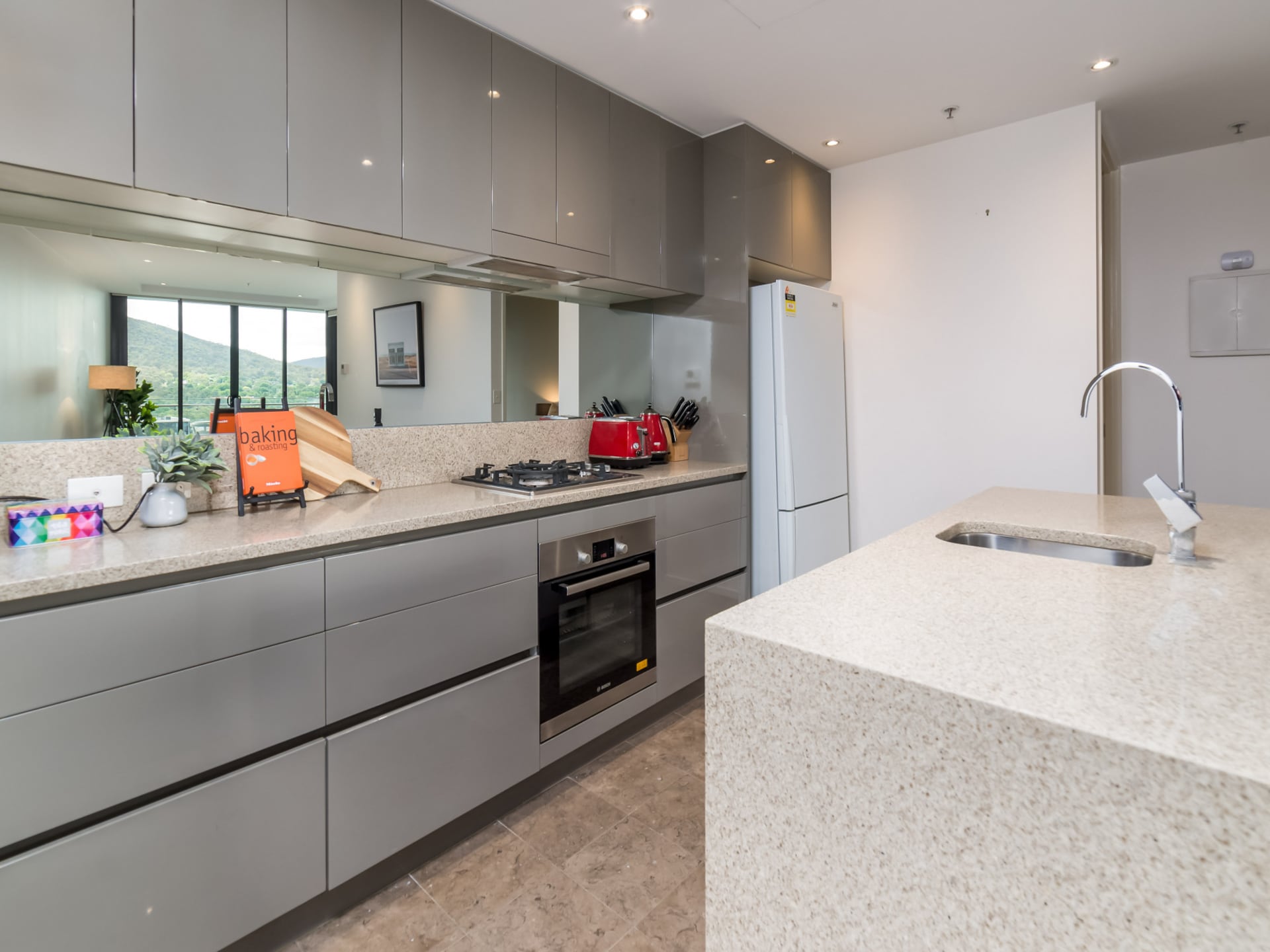 Luxe appartement met panoramisch uitzicht op Mount Ainslie en de stad - foto 11