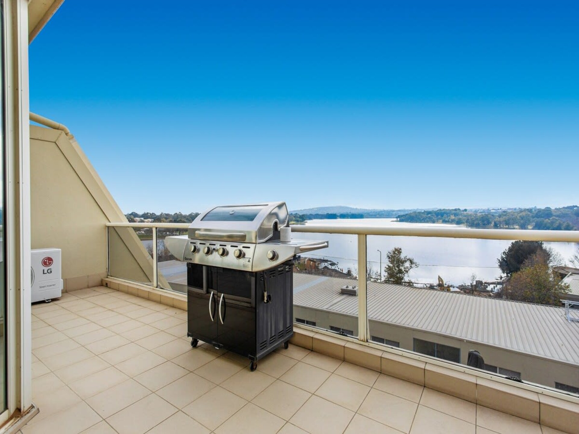 Luxe appartement in Belconnen met balkon en uitzicht op het meer - foto 8