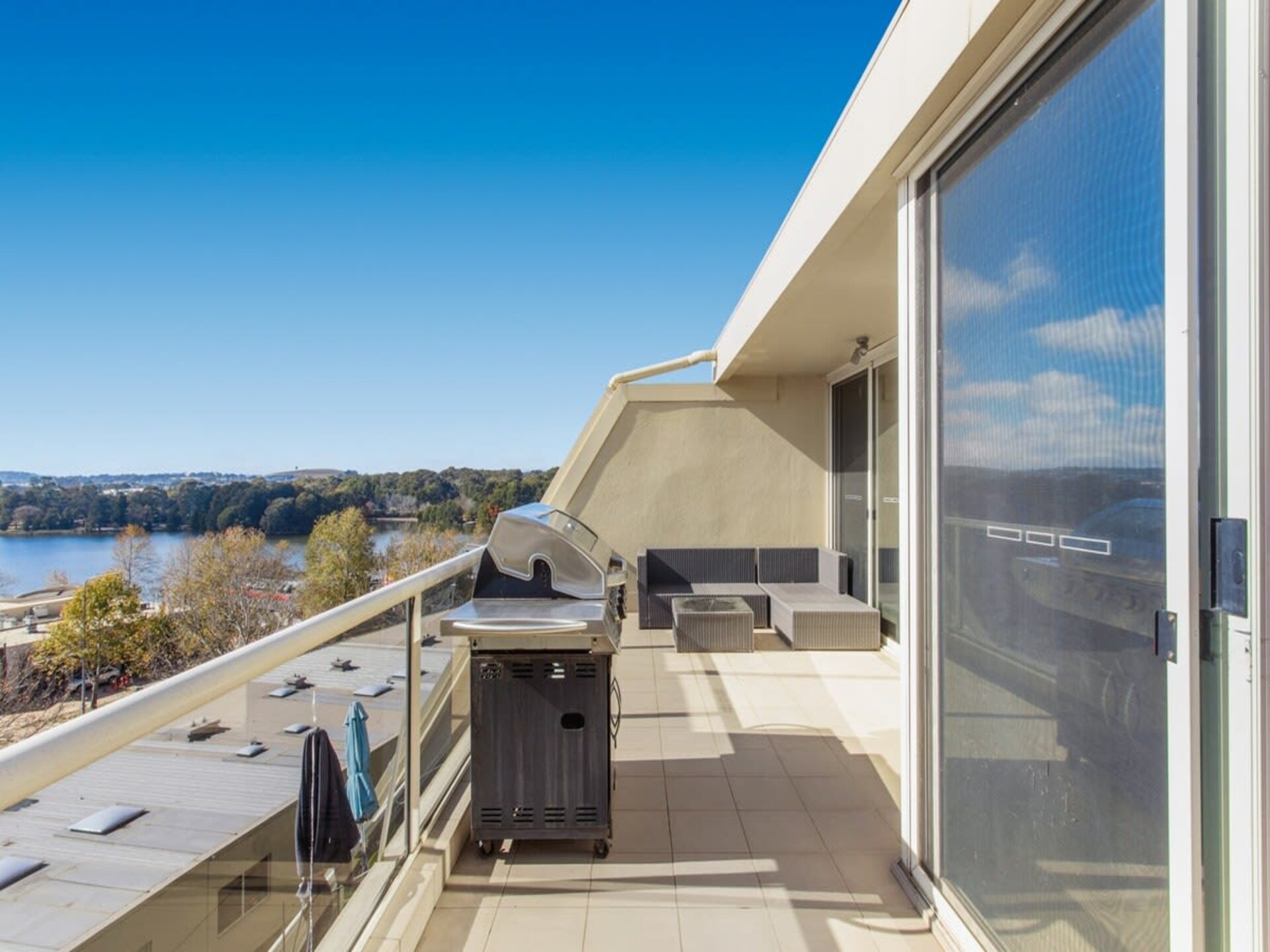 Luxe appartement in Belconnen met balkon en uitzicht op het meer - foto 7