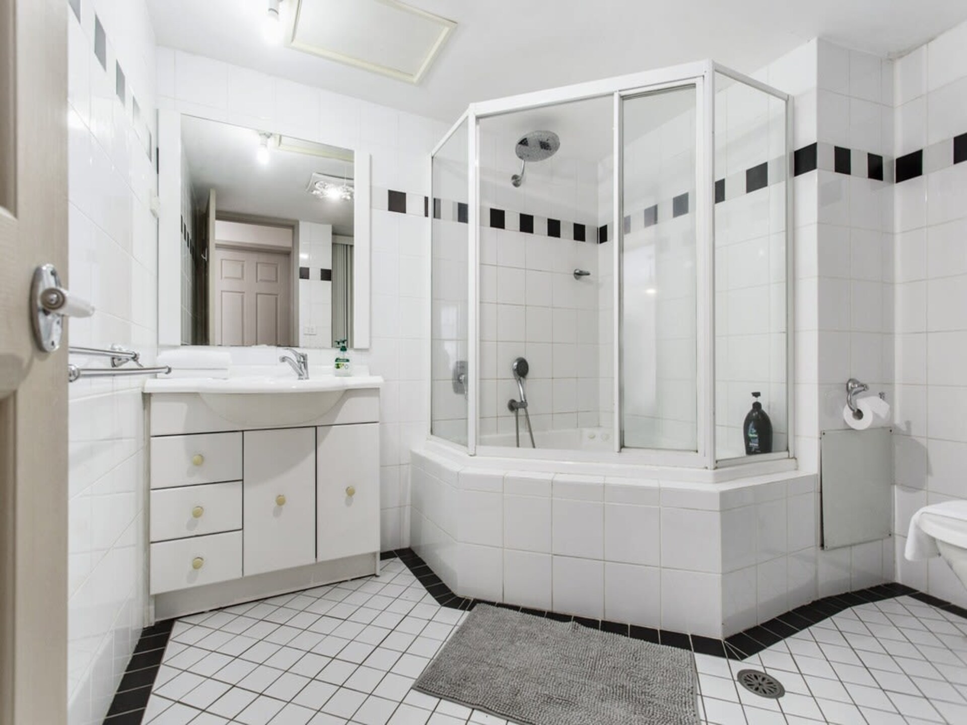 Luxe appartement in Belconnen met balkon en uitzicht op het meer - foto 12