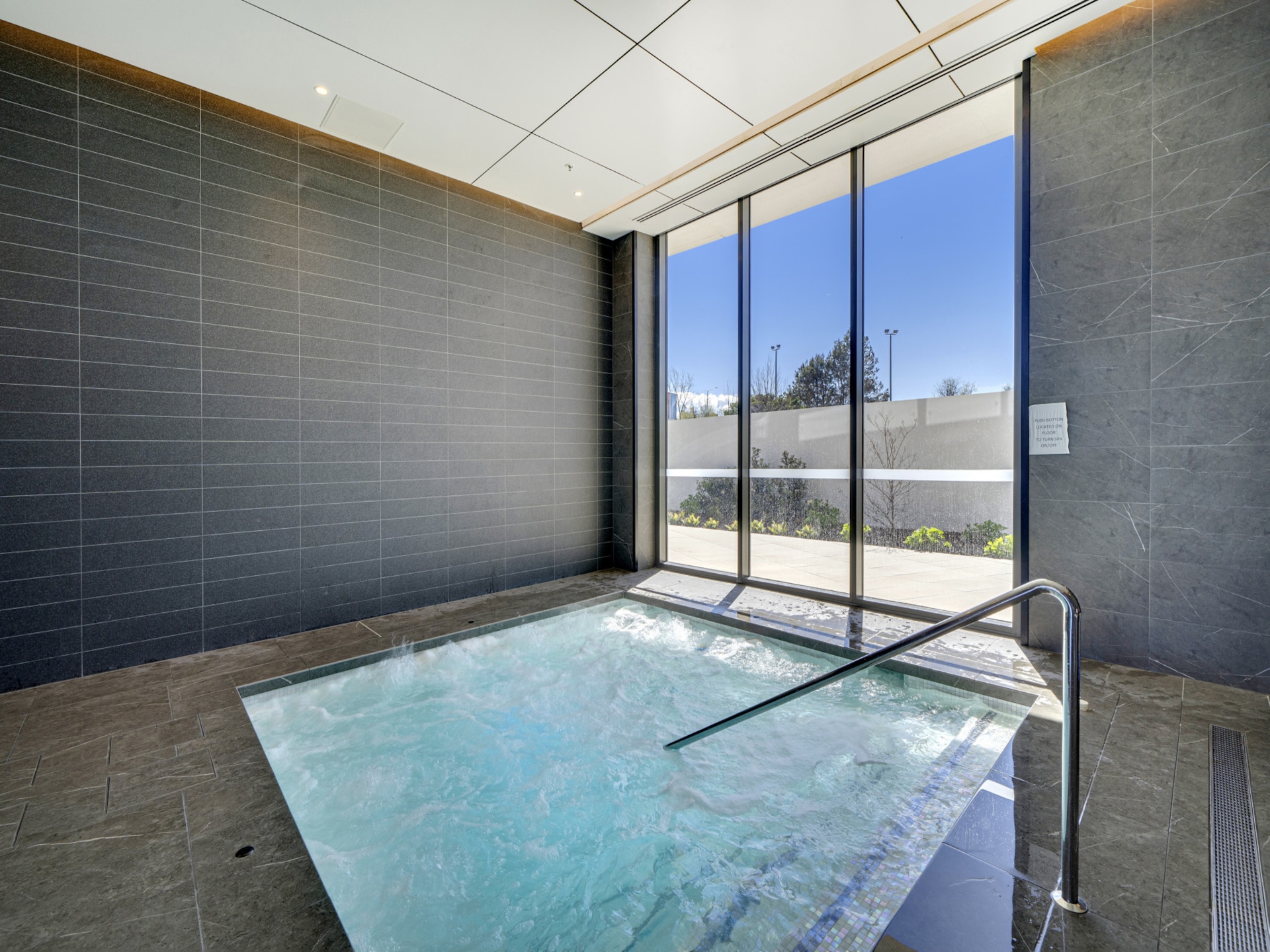 Modern appartement in Phillip met zwembad en fitness - foto 7
