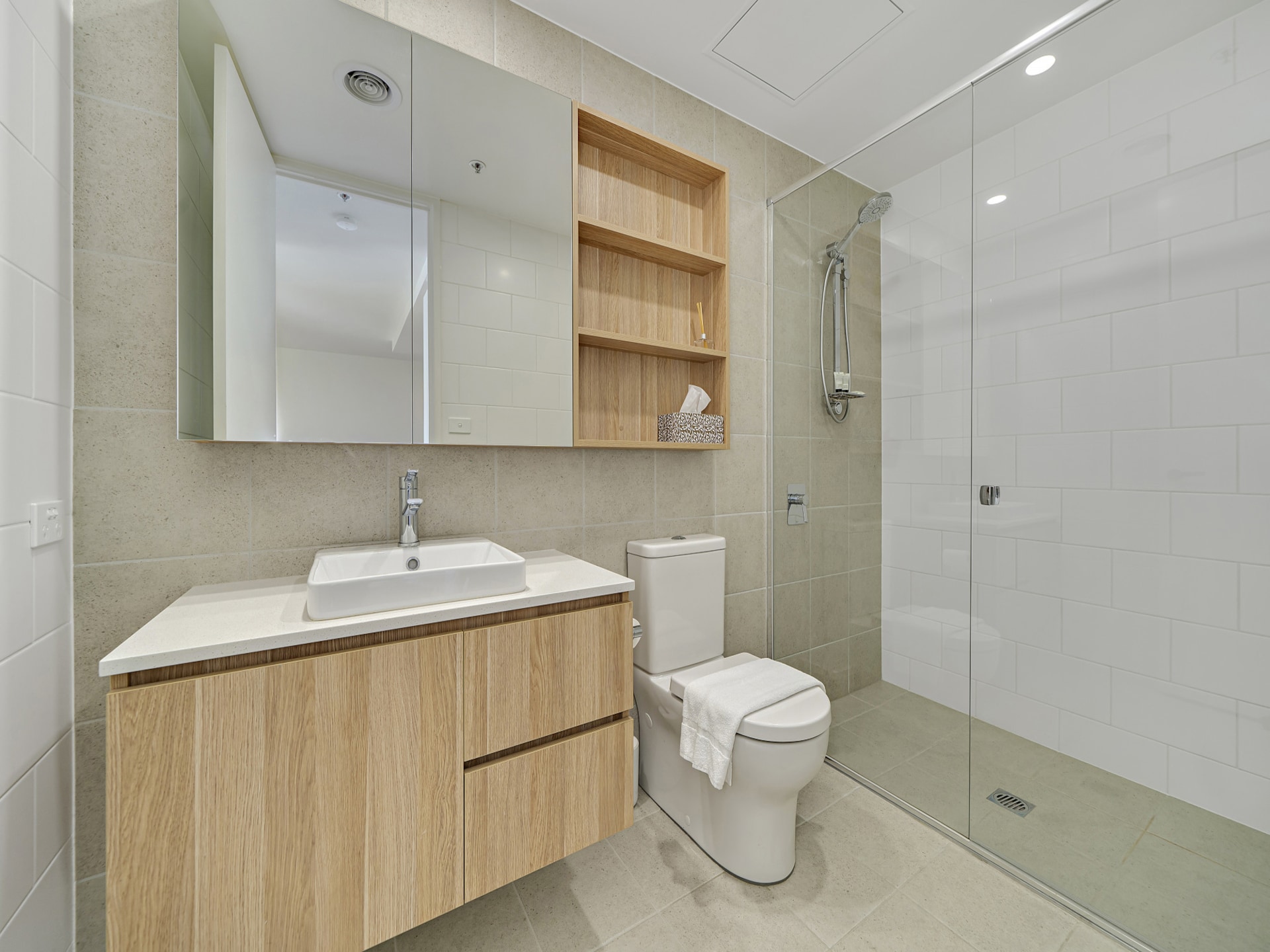 Modern appartement in Phillip met zwembad en fitness - foto 13