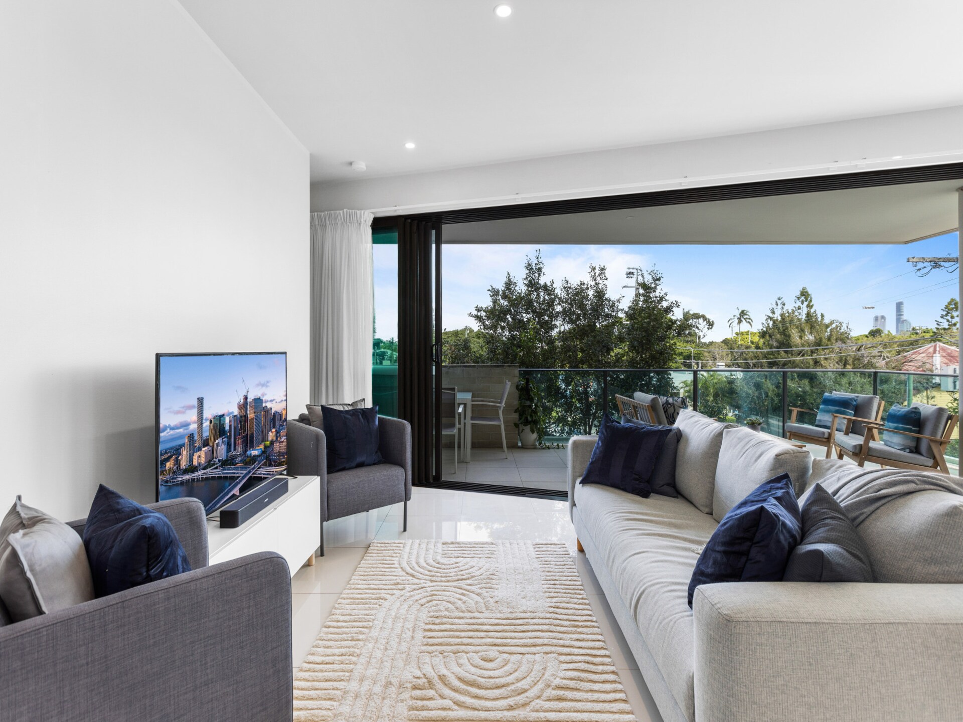 Ruim en modern appartement met 3 slaapkamers in Bulimba - foto 4