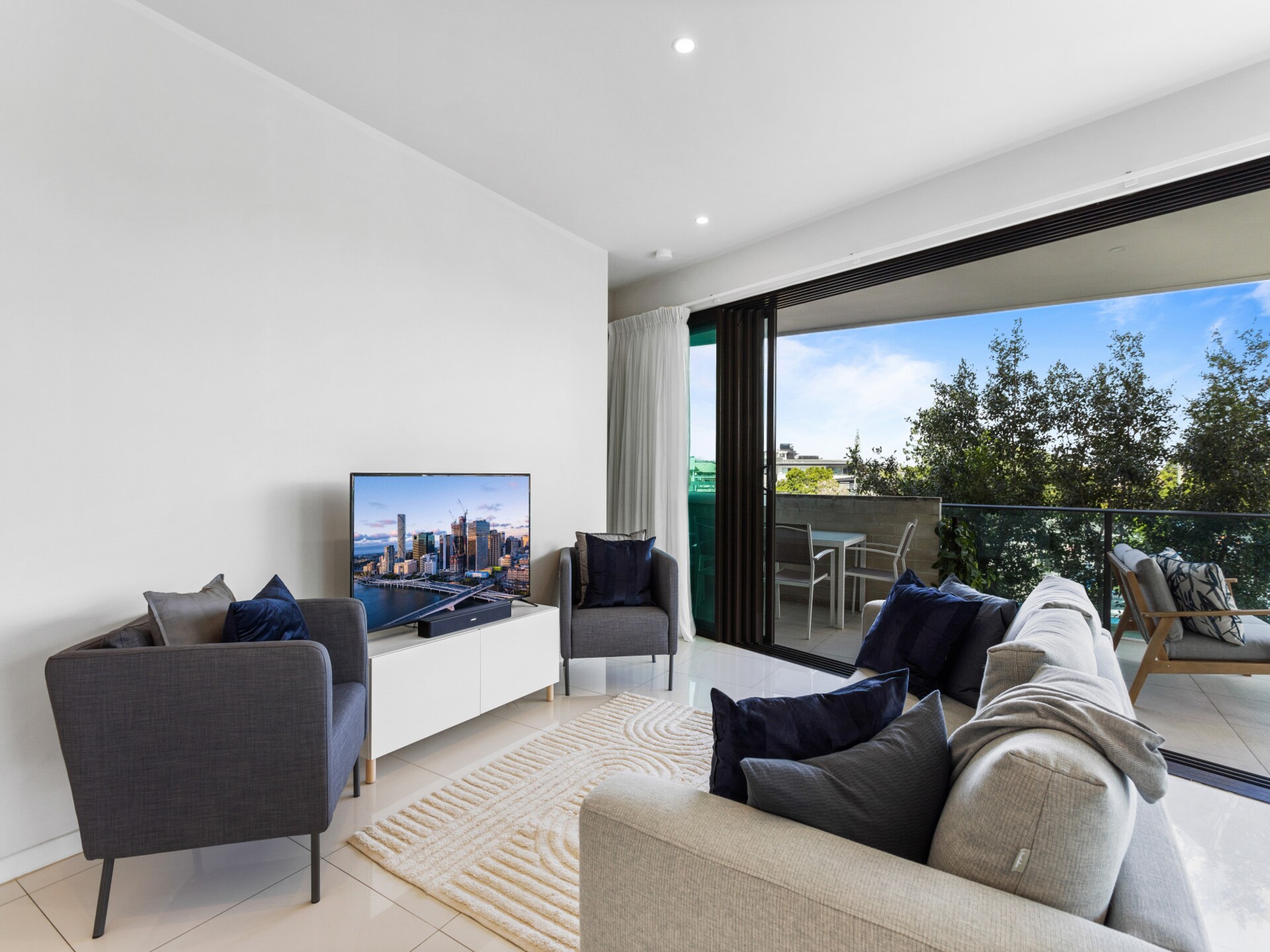 Ruim en modern appartement met 3 slaapkamers in Bulimba - foto 5